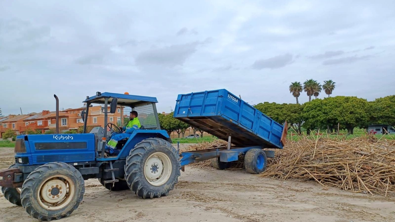 Un tractor retira cañas en una playa de Torremolinos