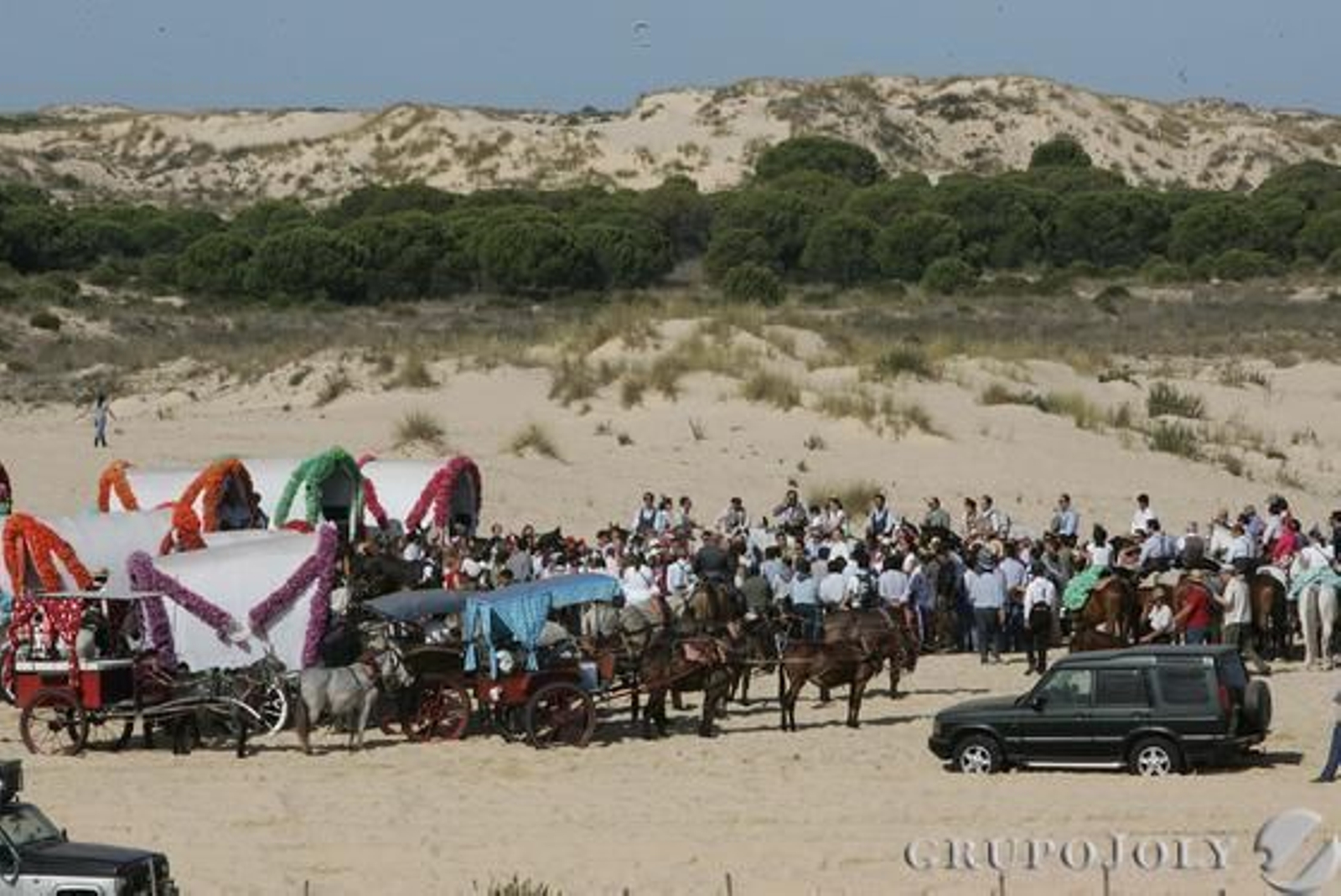 Impresionante vista de la caravana rociera jerezana con el Cerro de los Ánsares al fondo

Foto: Pascual