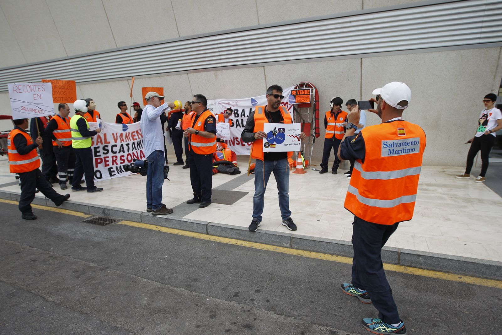 Fotogalería protesta equipo aéreo Salvamento Marítimo en Almería