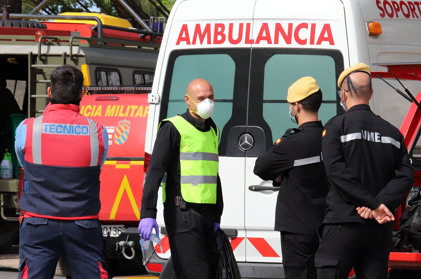 Imágenes de las tareas de desinfección de la UME en el Hospital Infanta Elena
