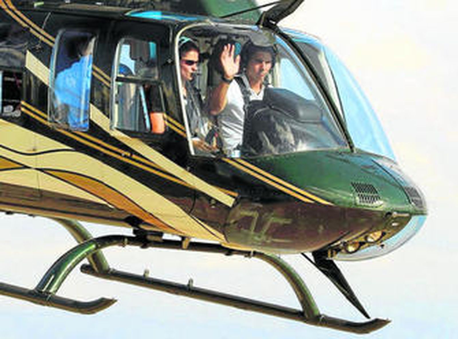 Rafa Nadal saluda desde el helicóptero durante el recorrido aéreo que realizó por Toronto.