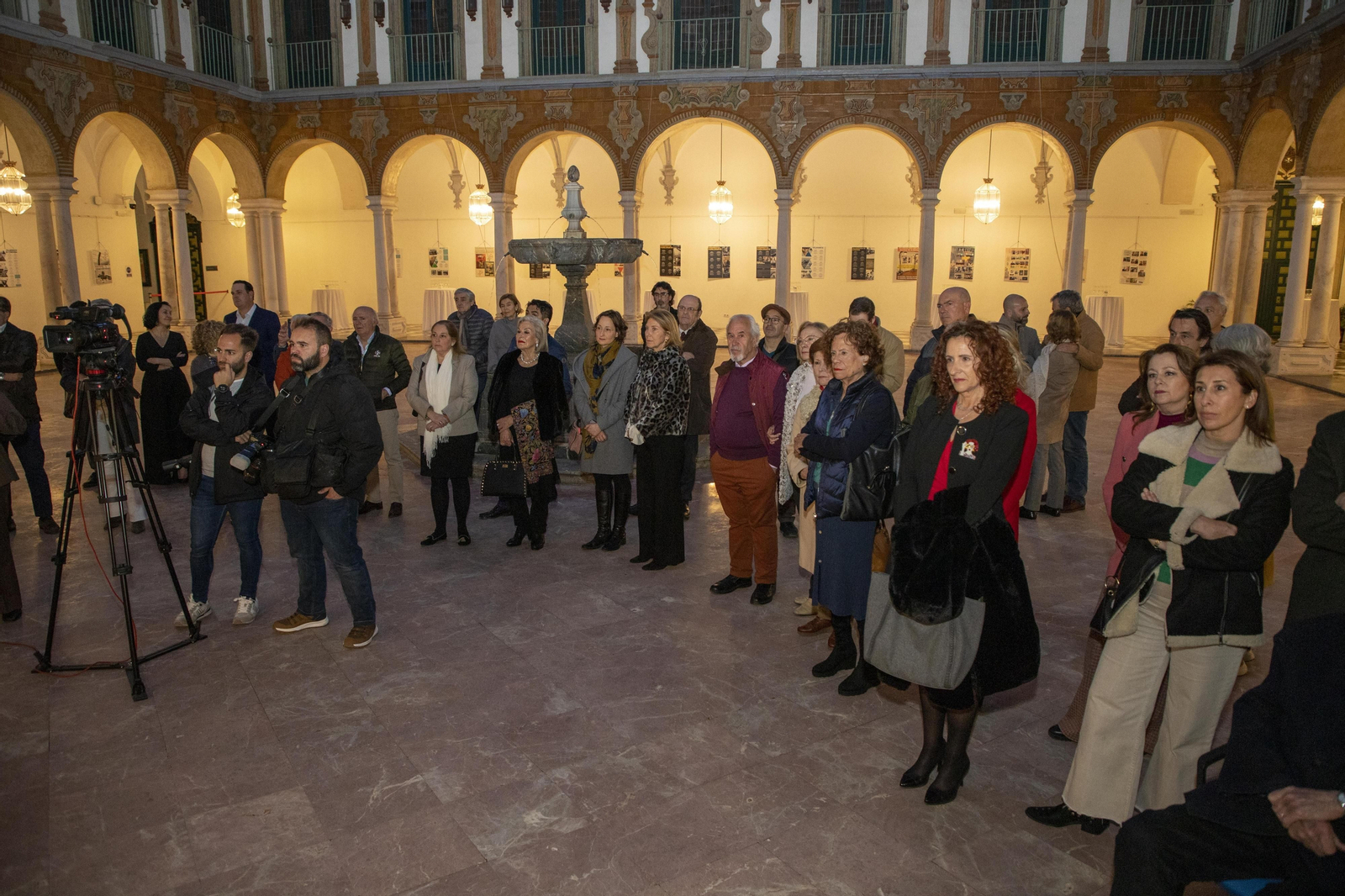 La inauguración de la exposición antológica del pintor Tomás Muñoz Lucena, en imágenes