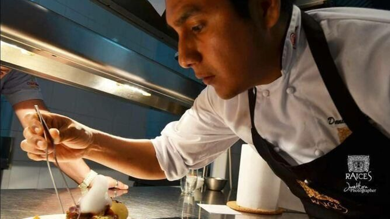 Daniel Cárdenas, chef y propietario del Restaurante Raíces. Daniel Cárdenas, chef y propietario del Restaurante Raíces.