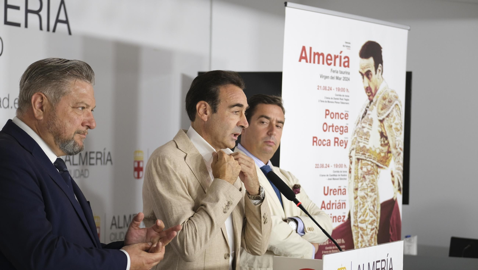 Presentación de la Feria taurina de Almería con Enrique Ponce en su despedida, en imágenes
