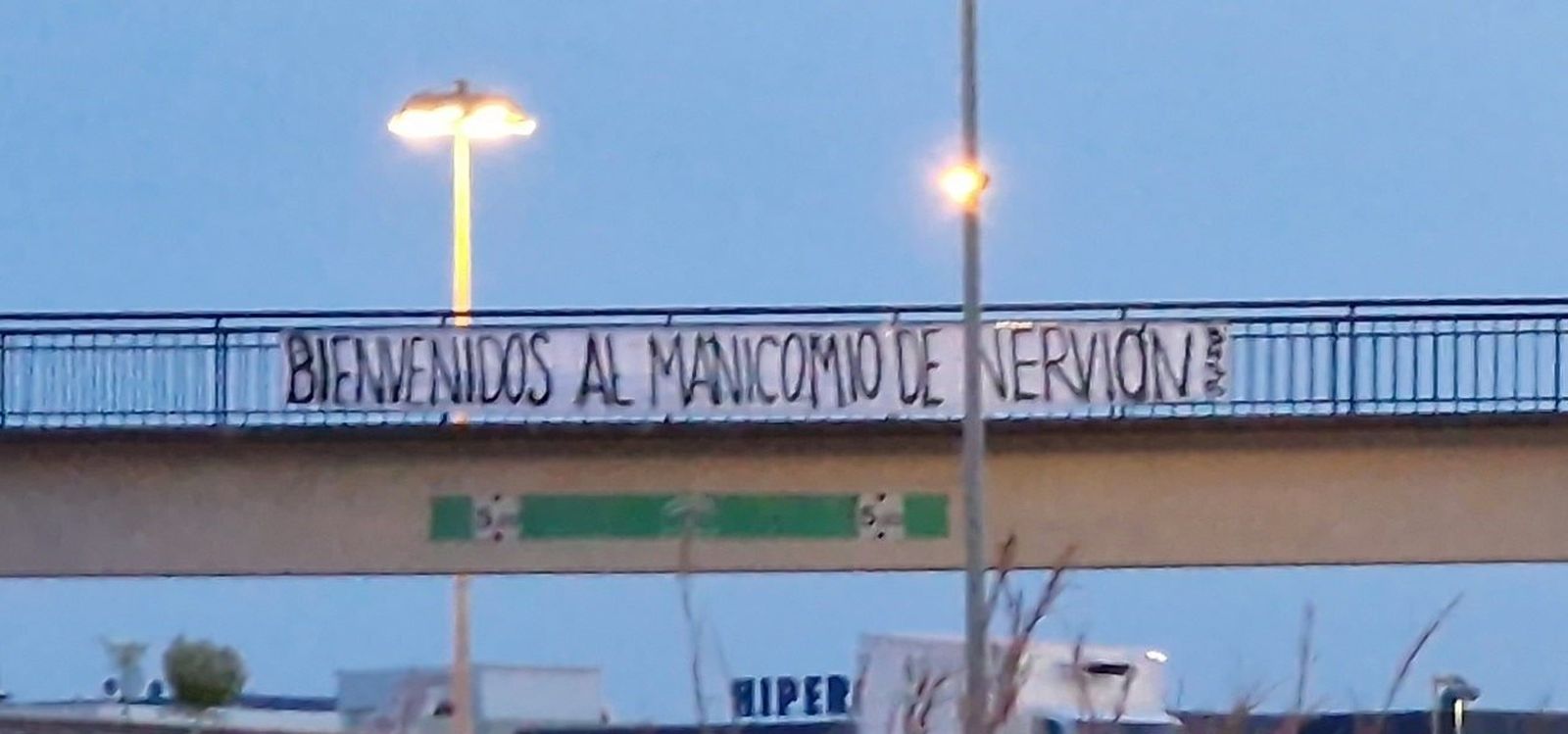 Pancarta sobre una de las pasarelas peatonales de la SE-30.