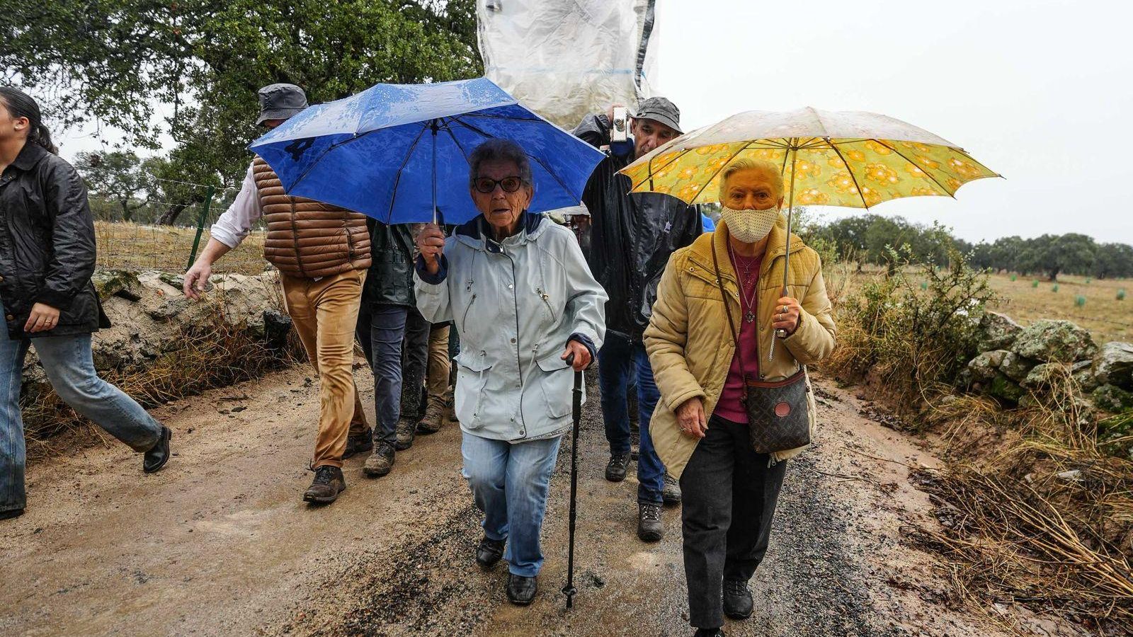 Los romeros, con paraguas.