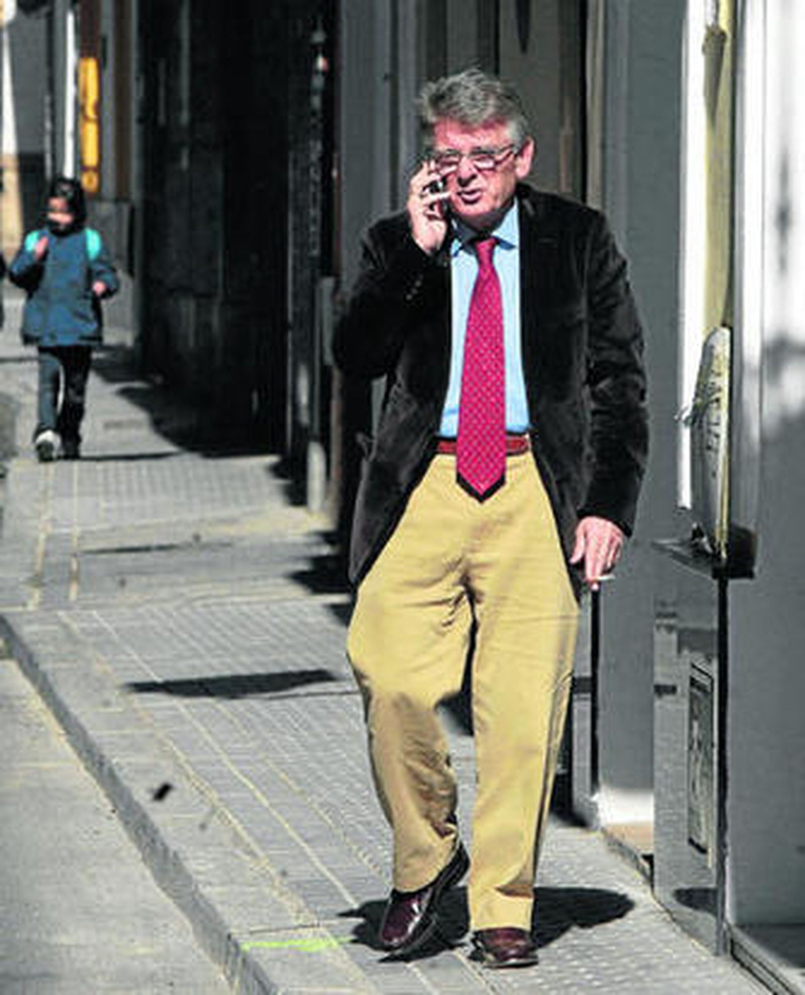 Francisco González Cabaña habla por el móvil ayer, antes de la reunión en Sevilla.