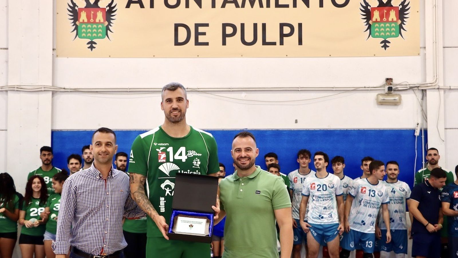 Borja Ruiz recibe un obsequio a la conclusión del partido por la presencia de Unicaja Costa de Almería en Pulpí.
