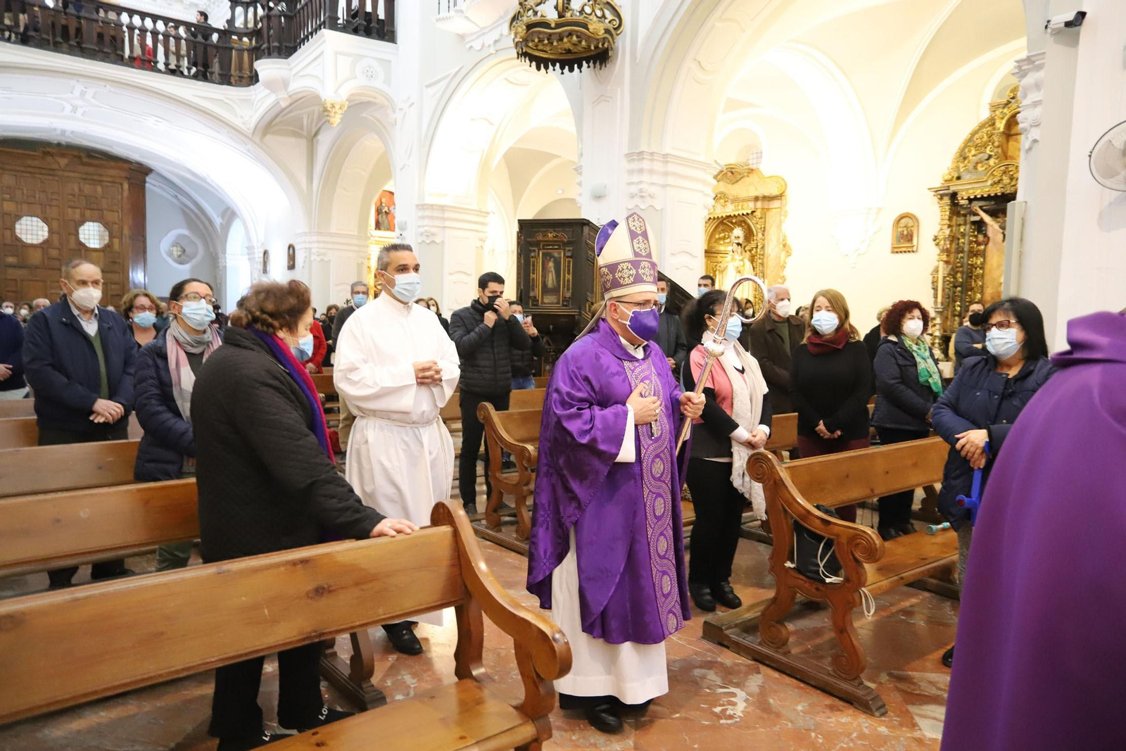 Imágenes de la imposición de cenizas en el inicio de la Cuaresma en la Catedral de Huelva