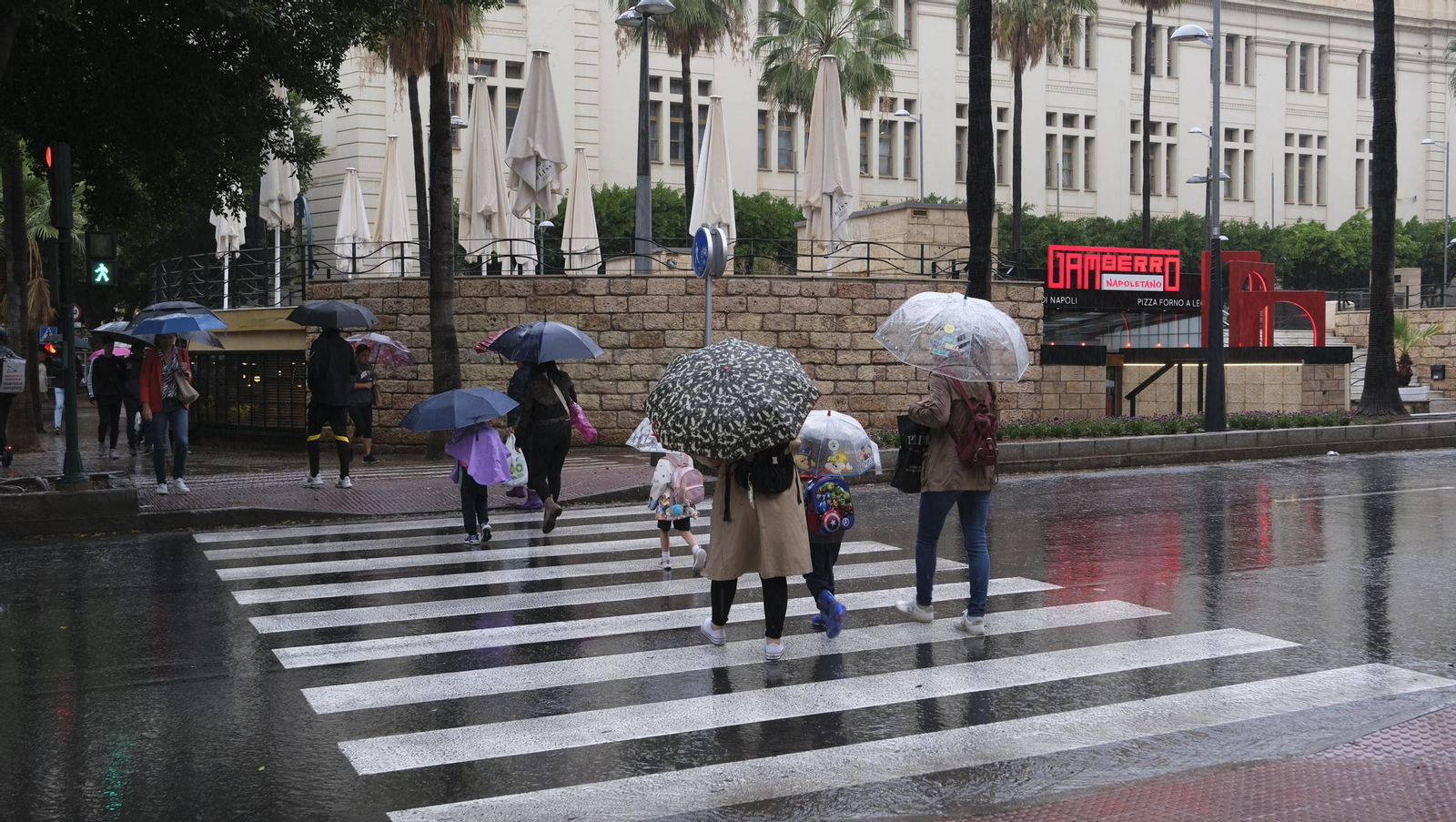 Los almerienses expresan su alegría por la lluvia