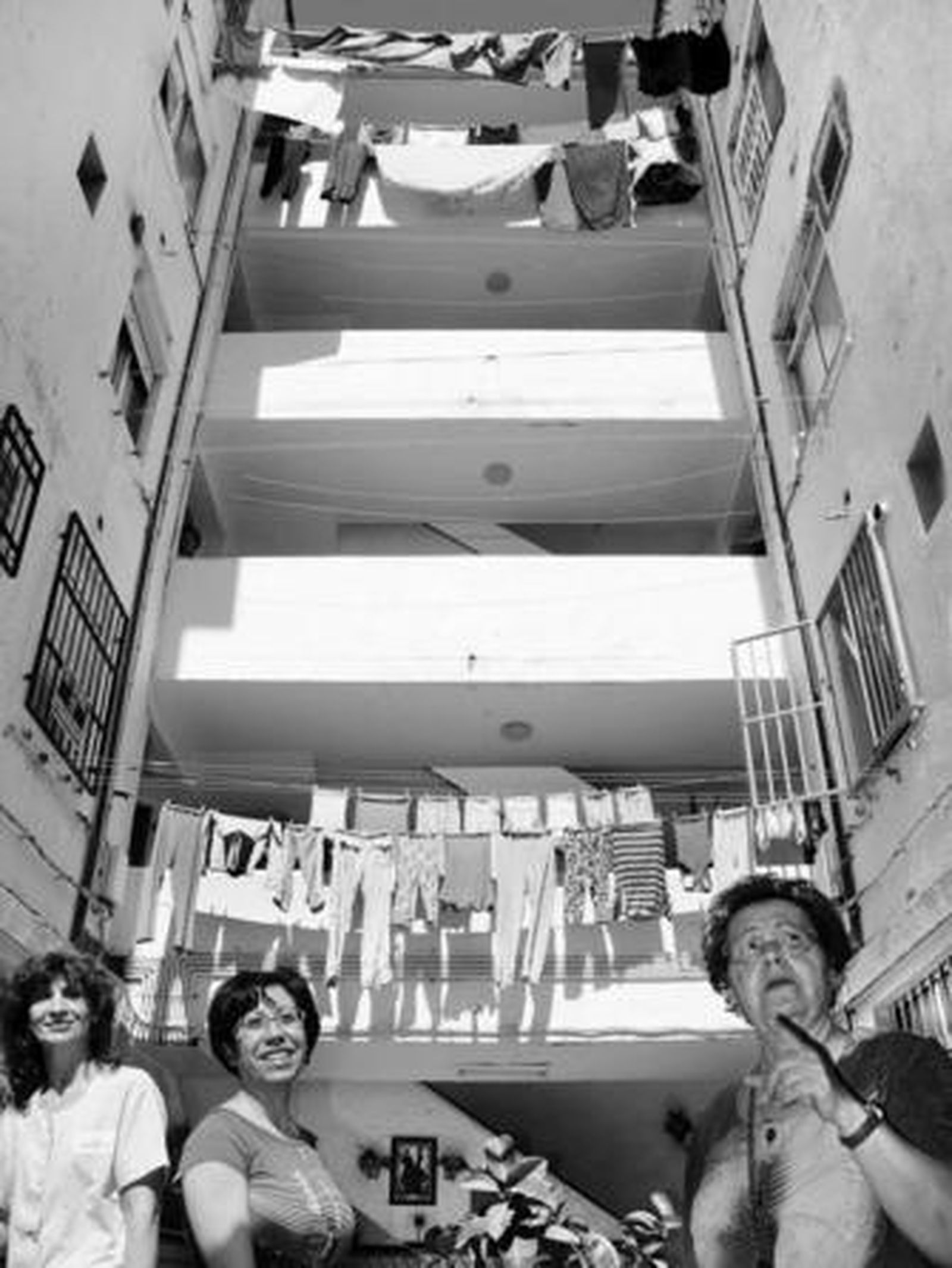 Ana María del Moral, a la derecha, en el patio del piso que le dio Bueno Monreal.