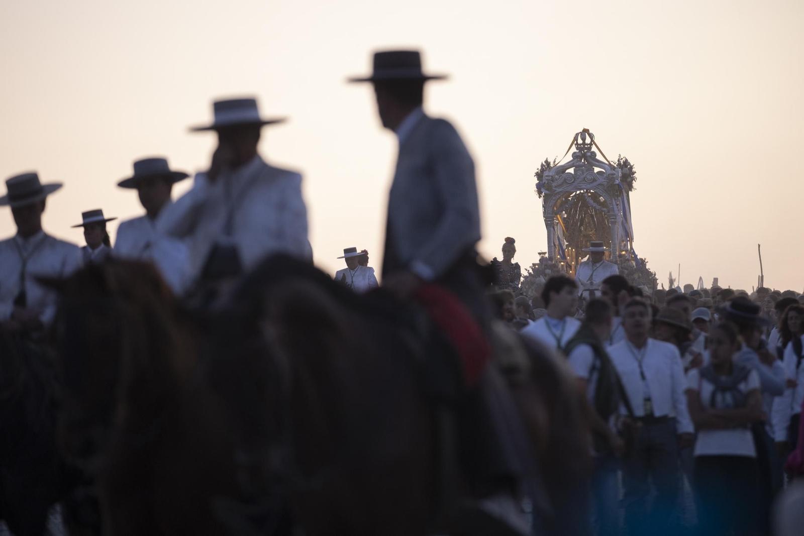 El Rocío 2023: Imágenes de la entrada de la Hermandad de Huelva en El Rocío