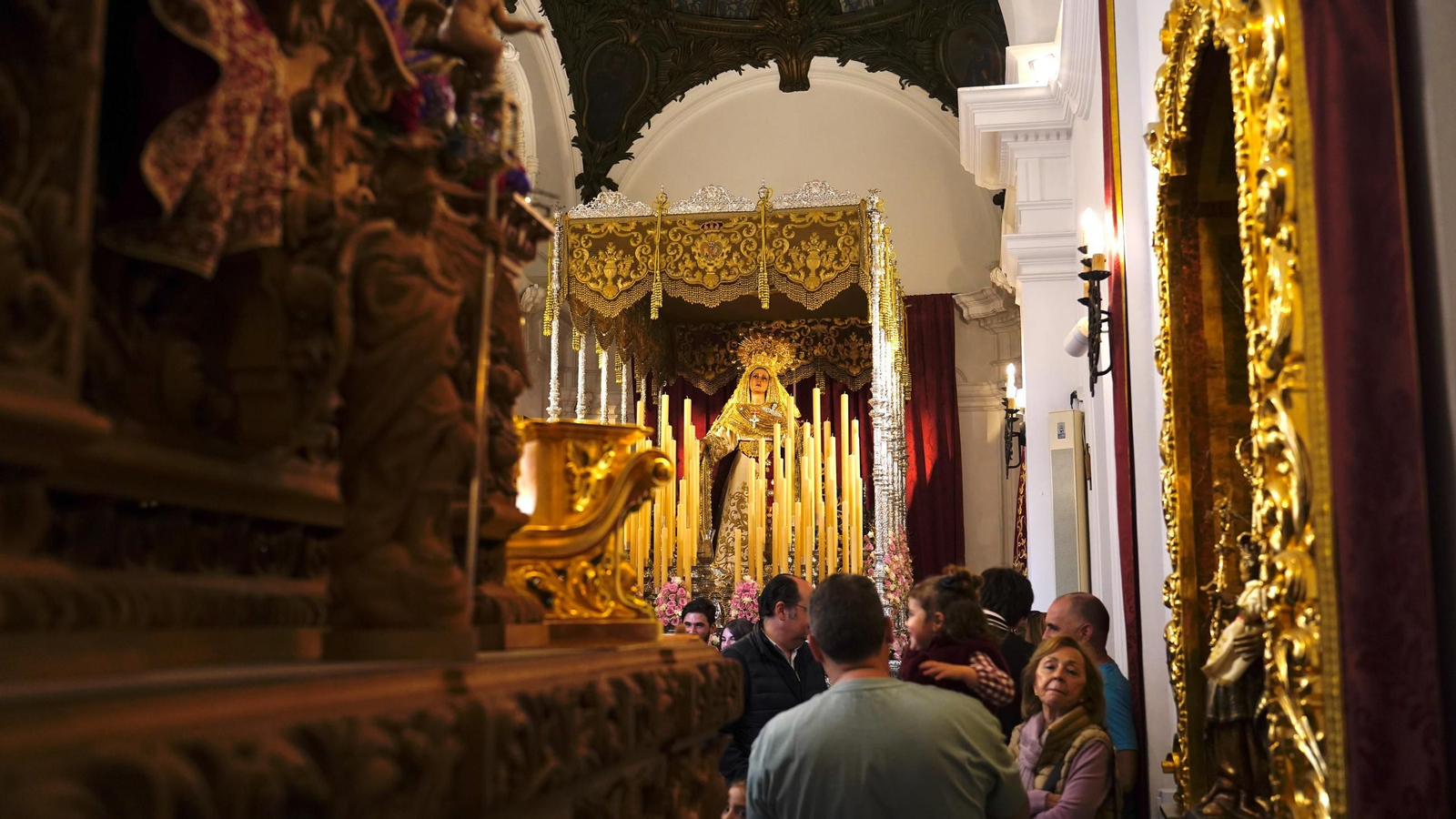 Preparativos de la Hermandad de la Columna de Algeciras ante el Lunes Santo, en imágenes