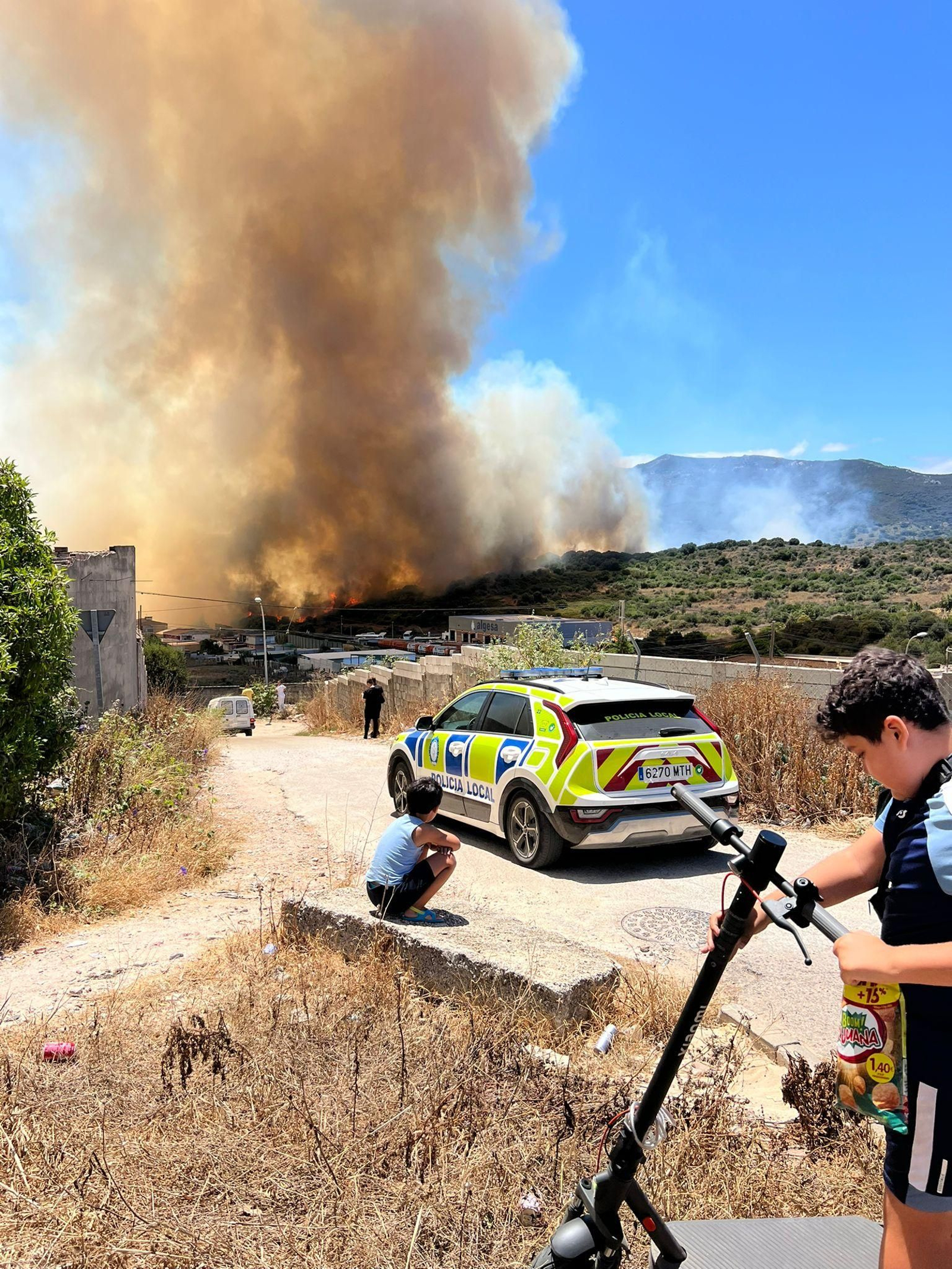 Efectivos de la Policía Local de Algeciras en el entorno del incendio Efectivos de la Policía Local de Algeciras en el entorno del incendio
