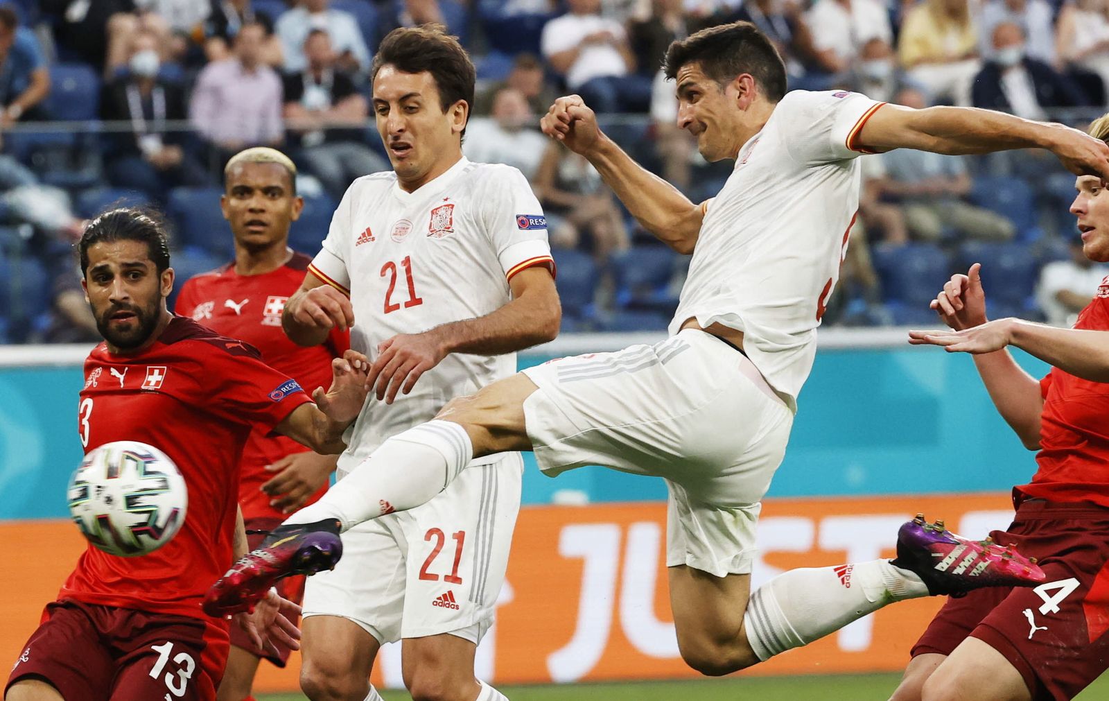 Gerard Moreno, en un disparo a bocajarro ante Sommer en el encuentro ante Suiza.