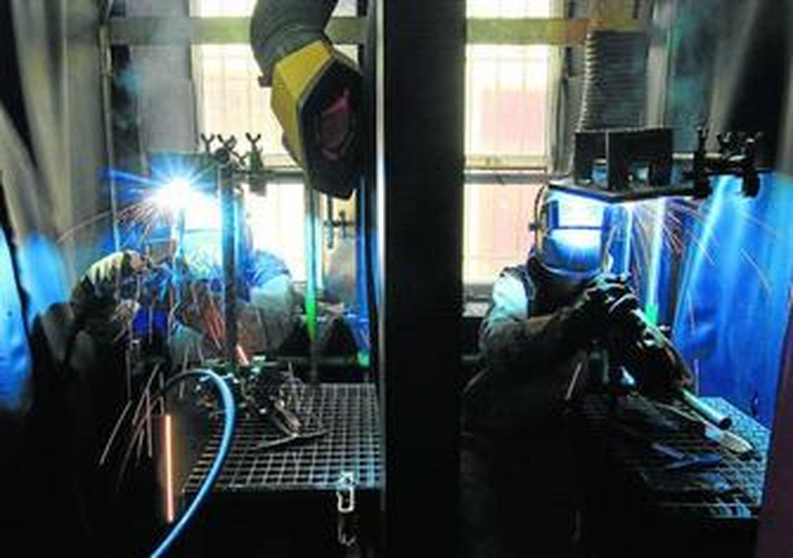 Alumnos de un taller de soldadura, ayer en el Centro de FPE en San Juan de Dios, en Jerez.