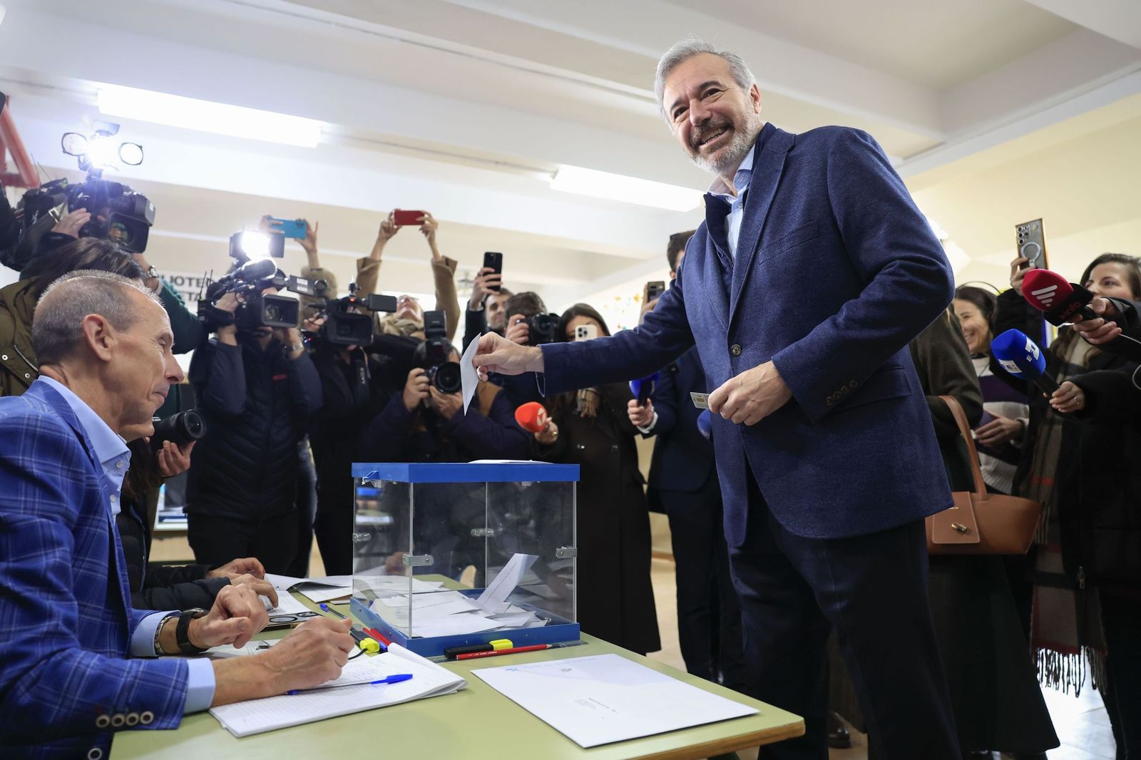 El candidato a la reelección de PP, Jorge Azcón, deposita el voto esta mañana en Zaragoza.