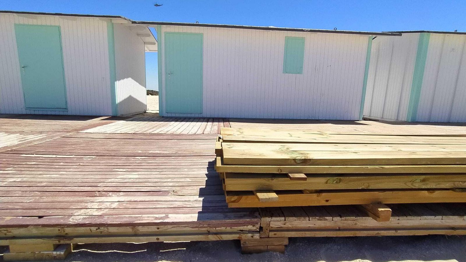 Módulos repintados en tonos blanco y verde agua, la renovada imagen de la playa de Camposoto en San Fernando.