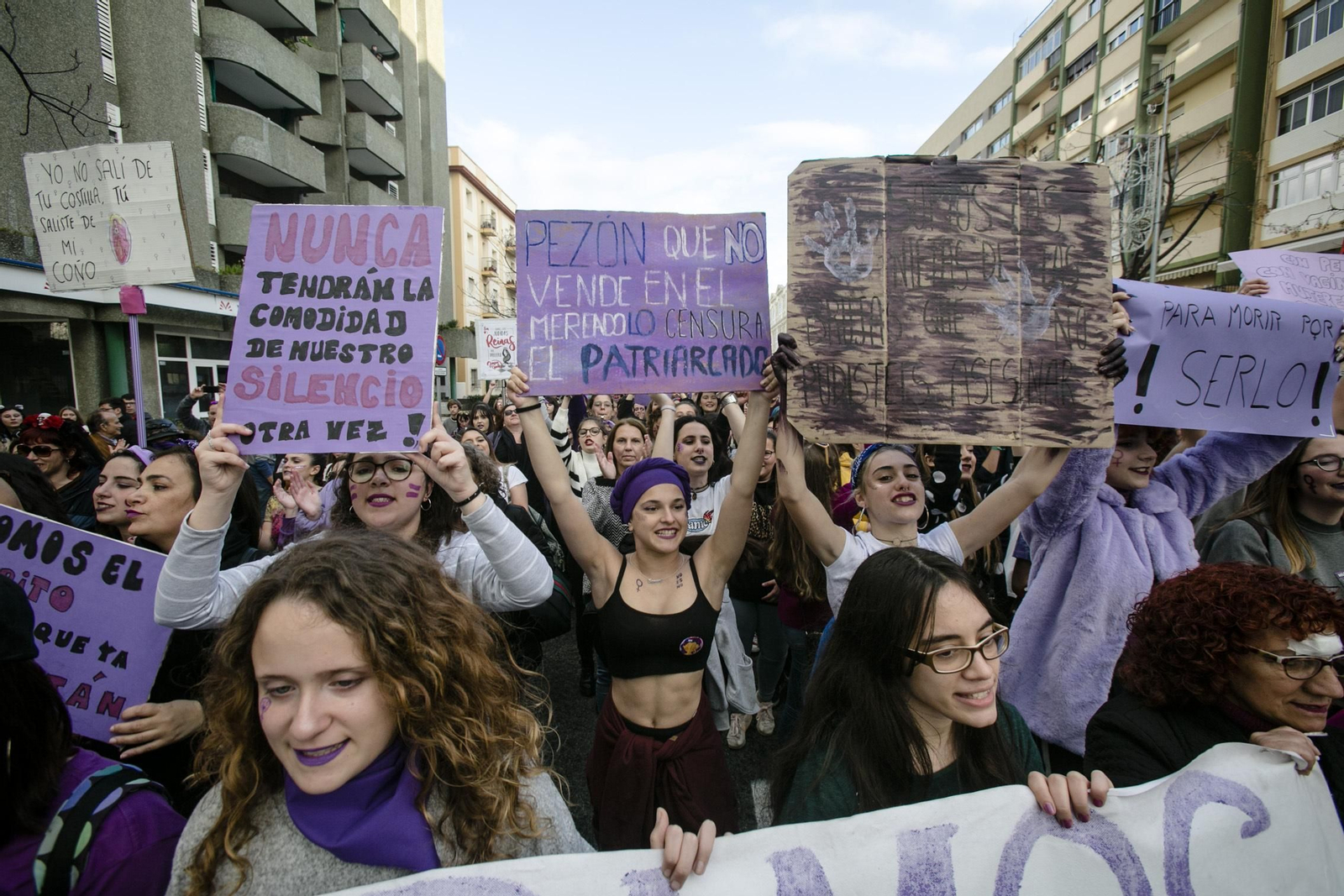Miles de personas acudieron a  la gran manifestación del 8-M