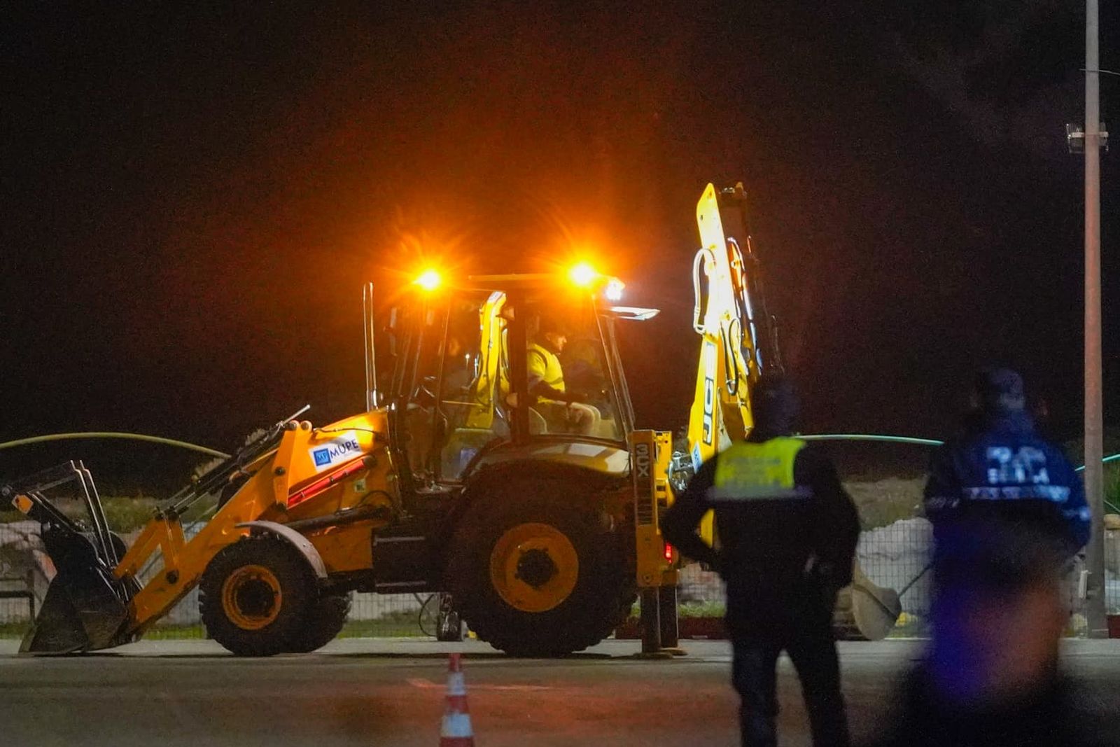 El derribo de la gasolinera de Alcosa, todas las fotos