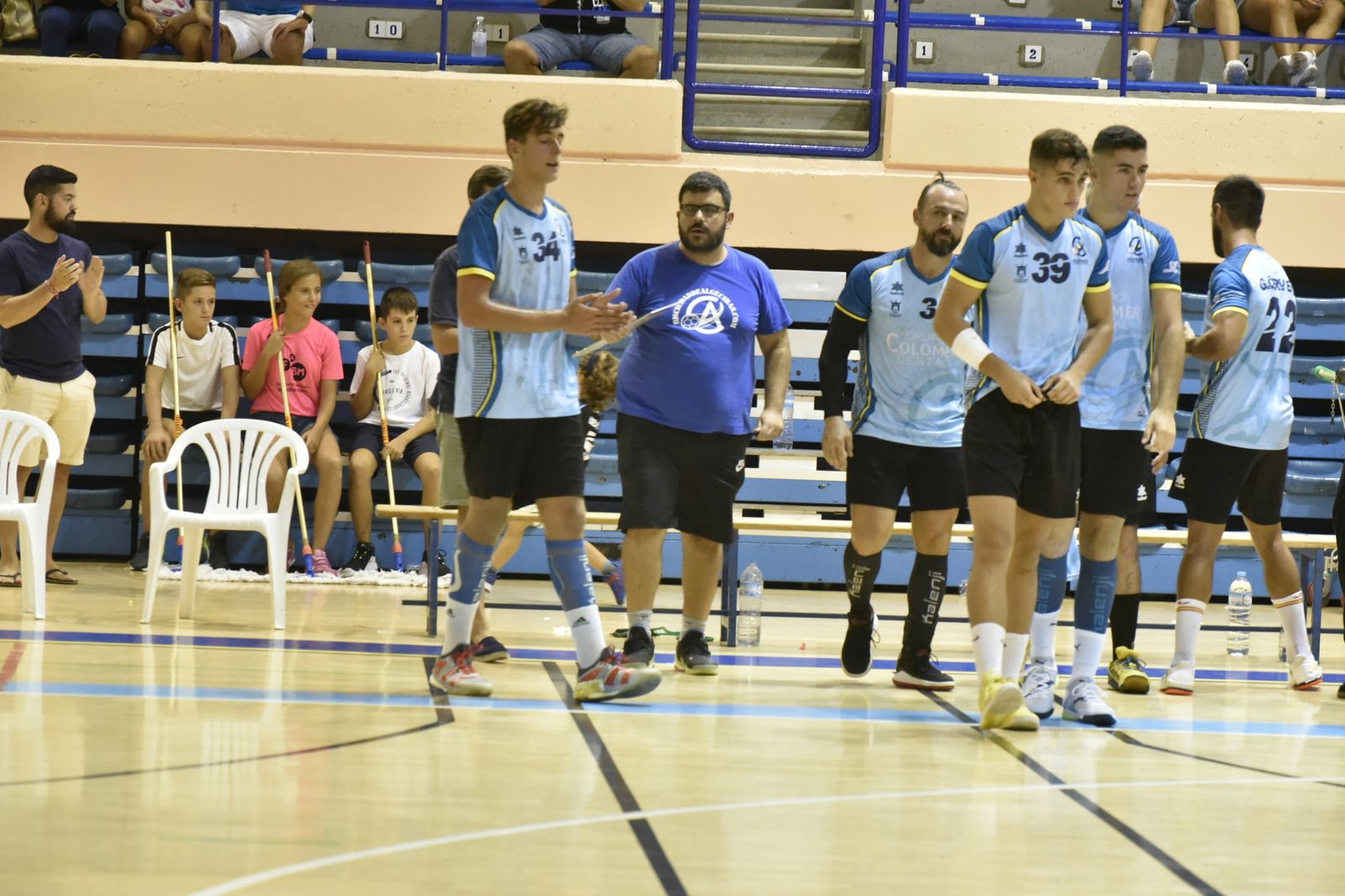 Jugadores del BM Ciudad de Algeciras, junto a su técnico, tras un tiempo muerto