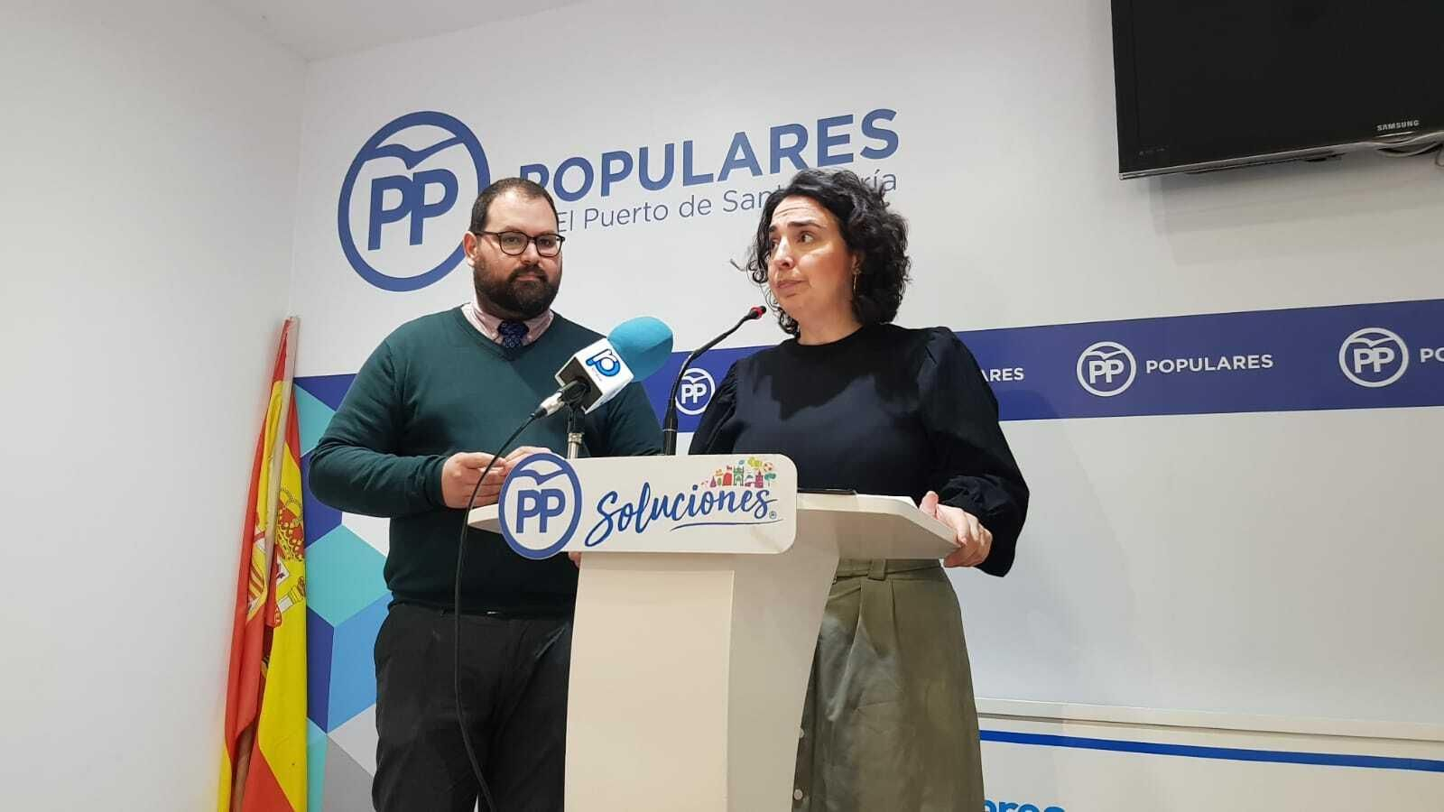 Javier Bello y Carmen García, en la sede el PP en la calle Palacios.
