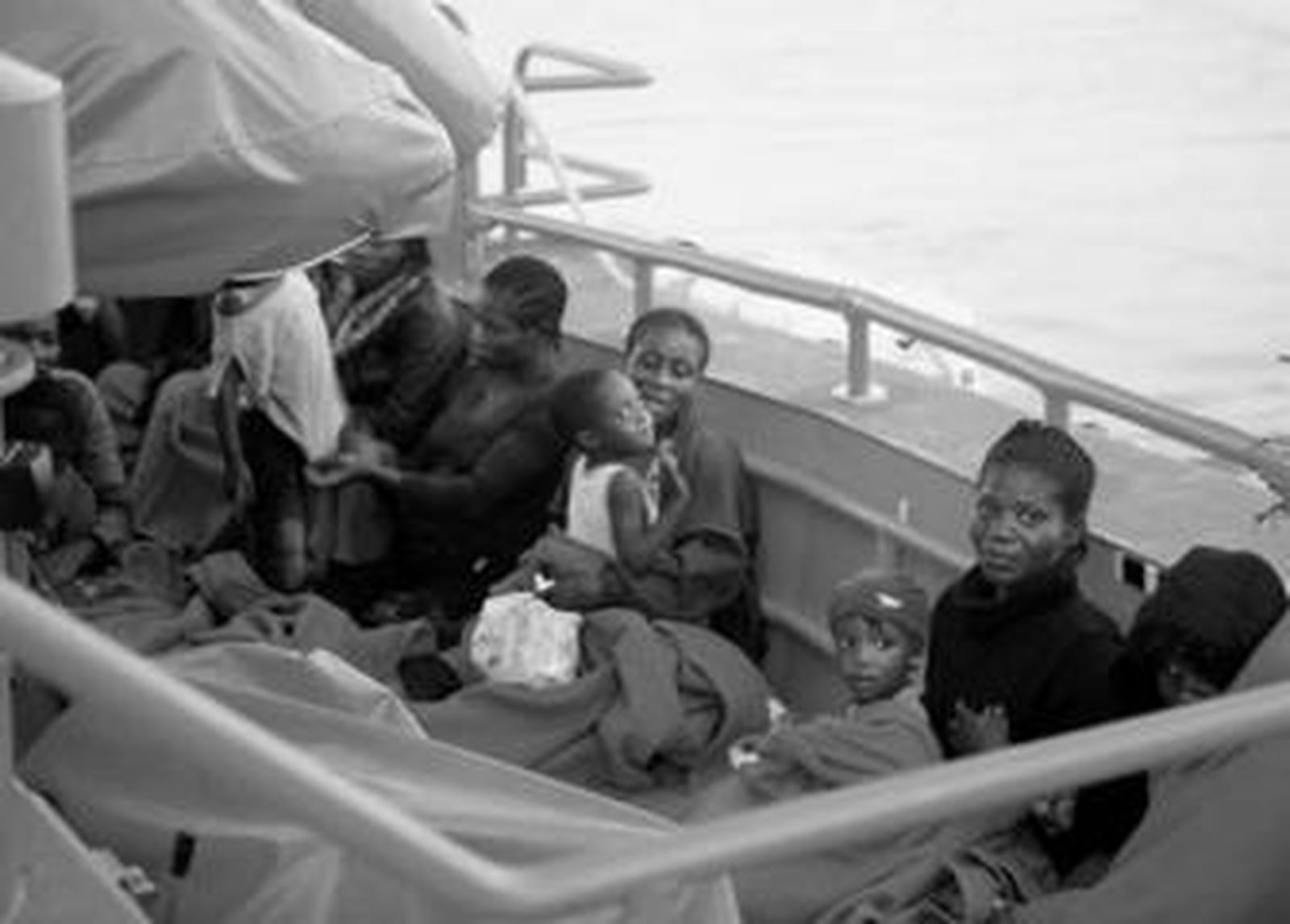 Grupo de inmigrantes que llegó anoche al Puerto motrileño.