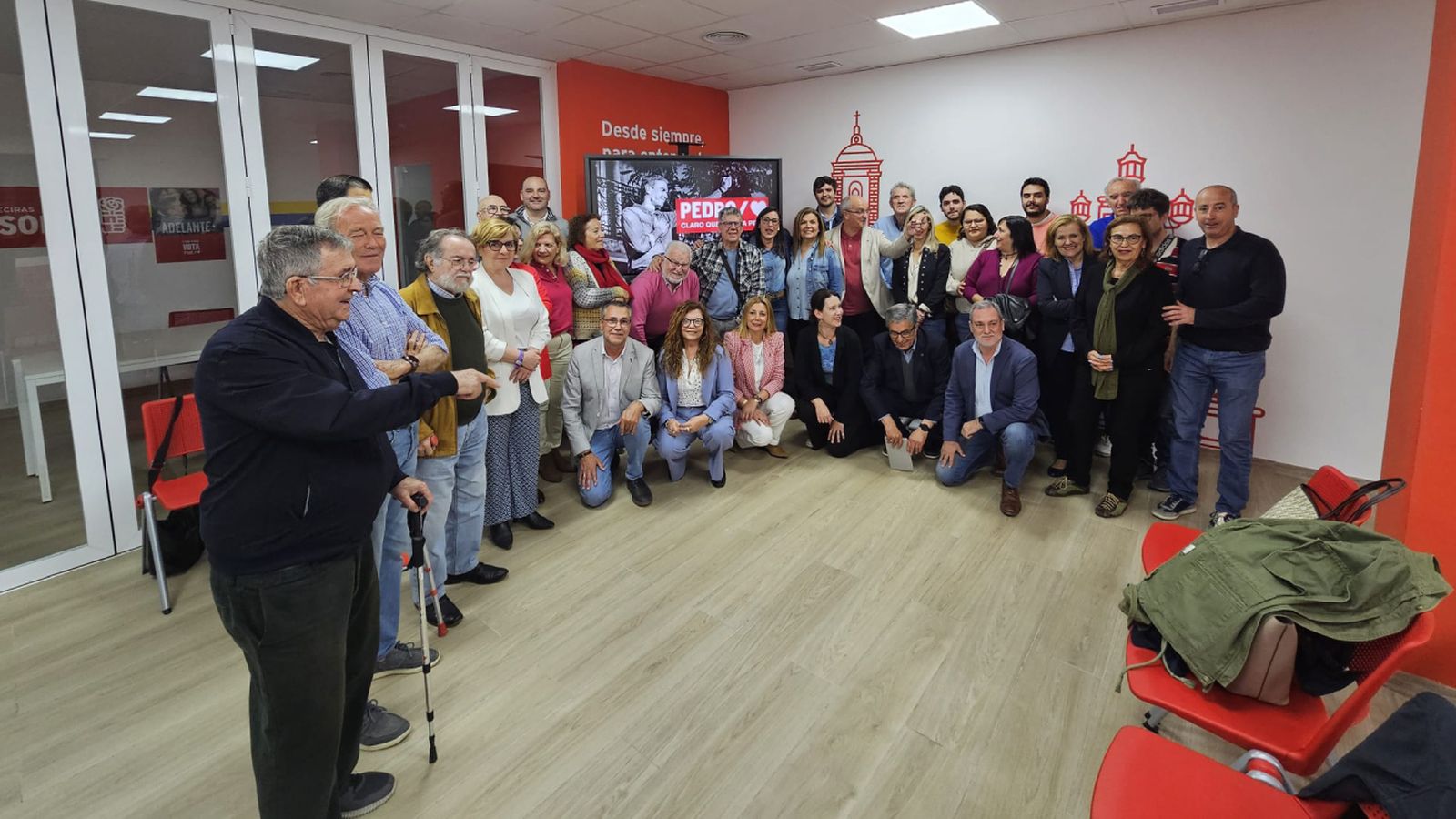 Militantes del PSOE, en la Casa del Pueblo de Algeciras este viernes.