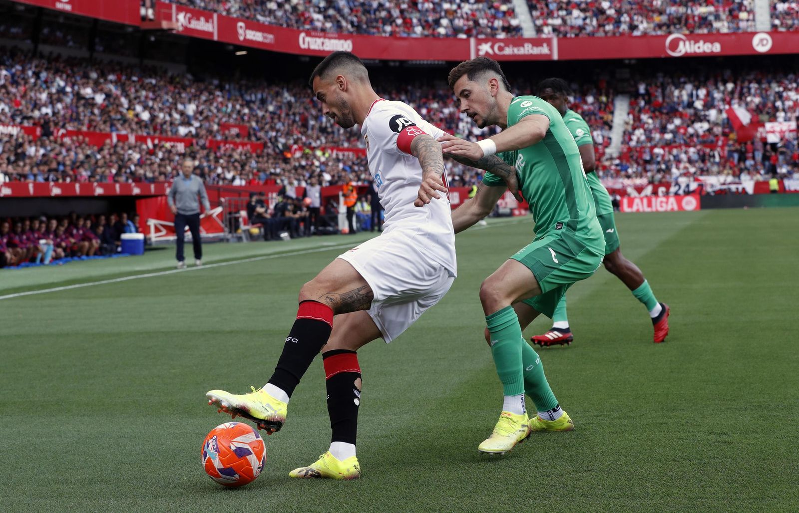 Suso pisa el balón ante Javi Hernández.