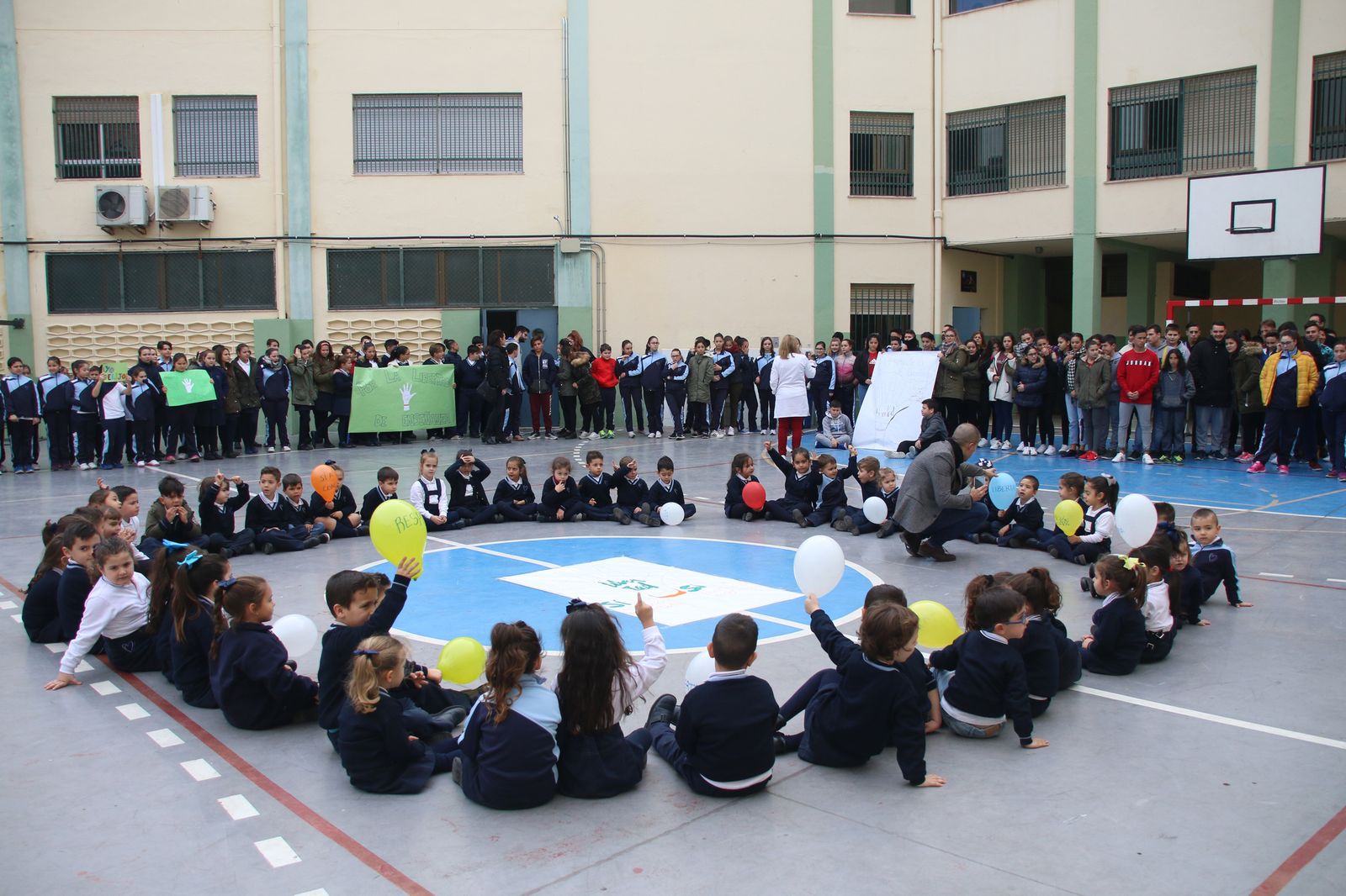 Escolares realizan una actividad en un centro concertado de Andalucía.