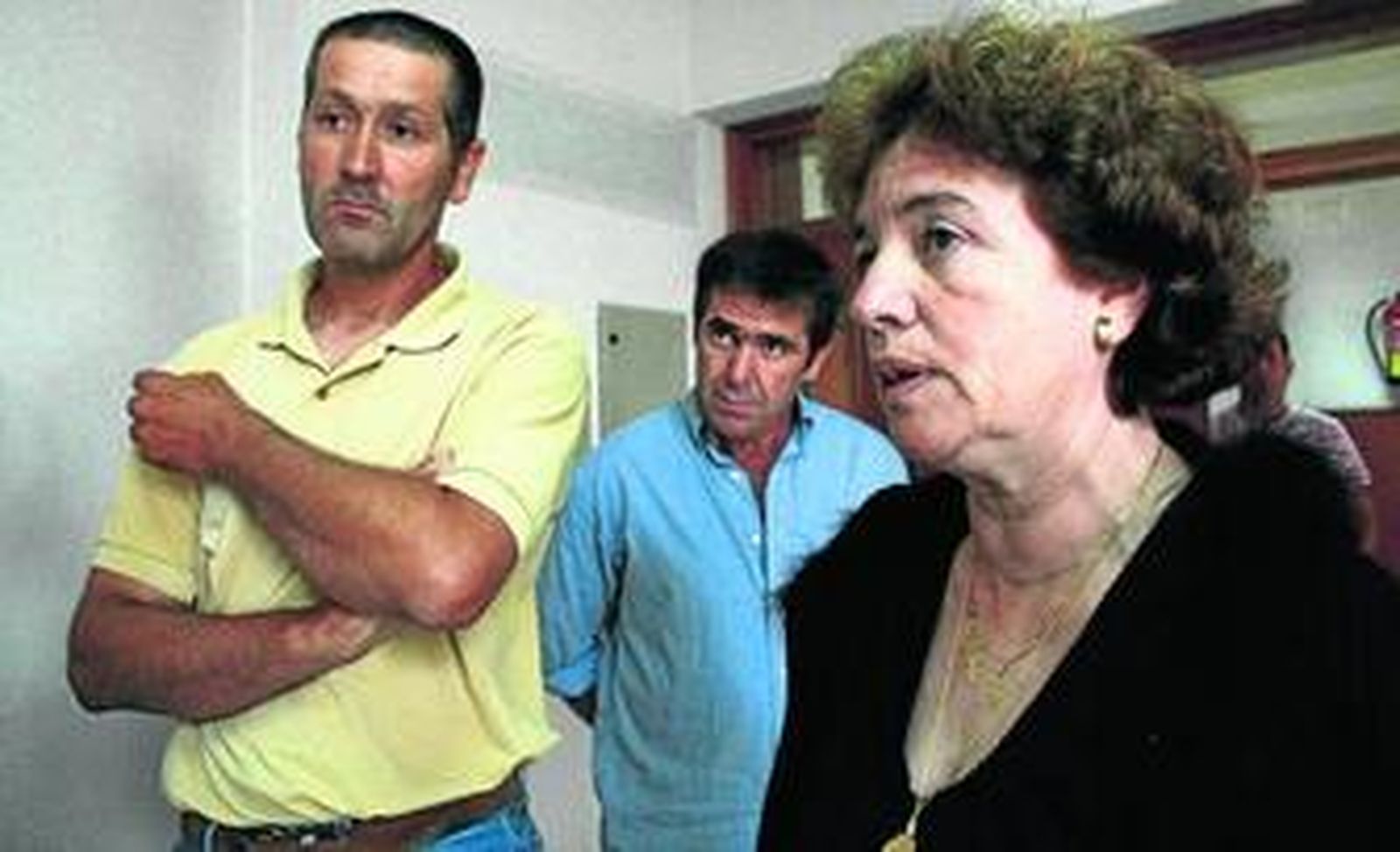 Familiares de Manuel Jesús Bolaños atienden a los periodistas, el pasado viernes,  al inicio del juicio en la Audiencia Provincial de Cádiz.