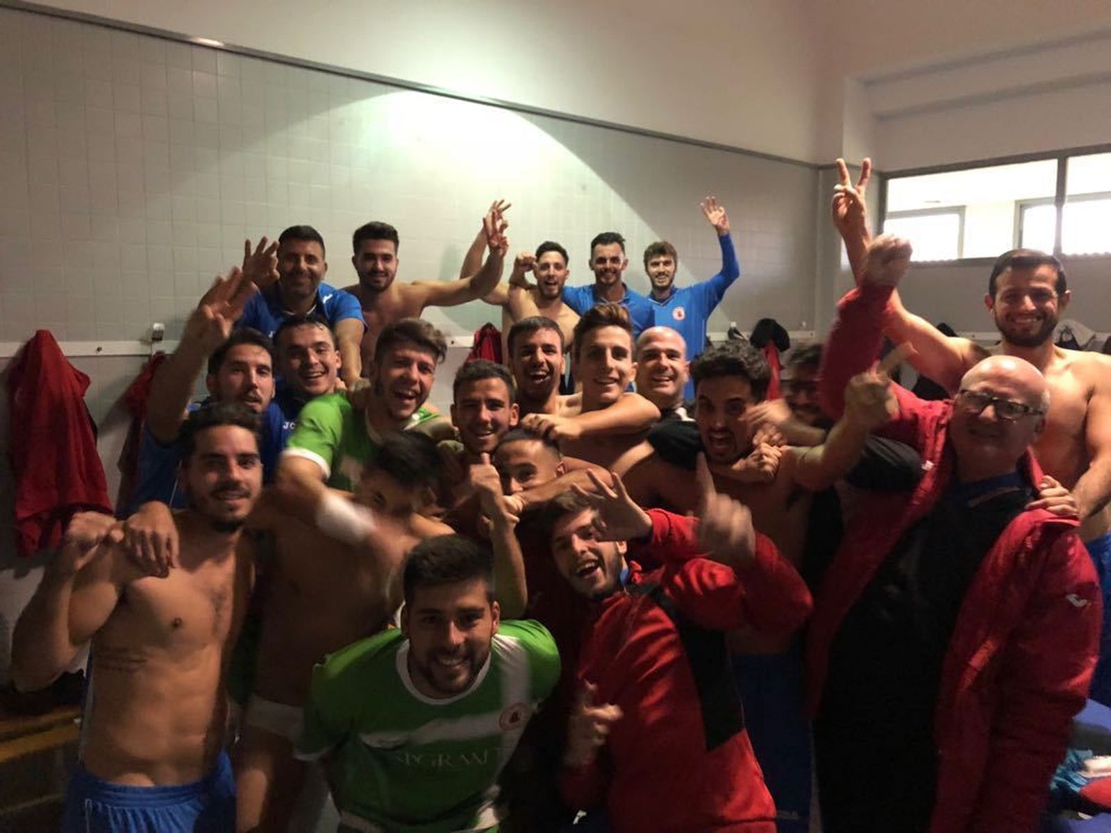 El vestuario rojillo festeja la victoria, ayer en tierras onubenses.