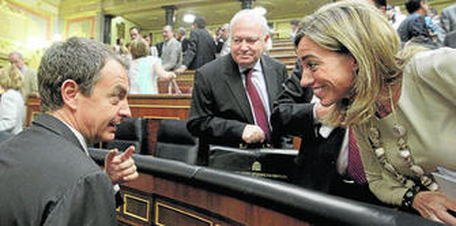 Zapatero se despide de la ministra de Defensa, Carme Chacón, al concluir el Debate sobre el estado de la Nación en el Congreso.