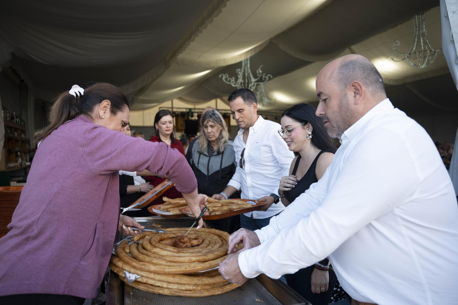 Las mejores imágenes de los churros con chocolate en la Feria de Albox
