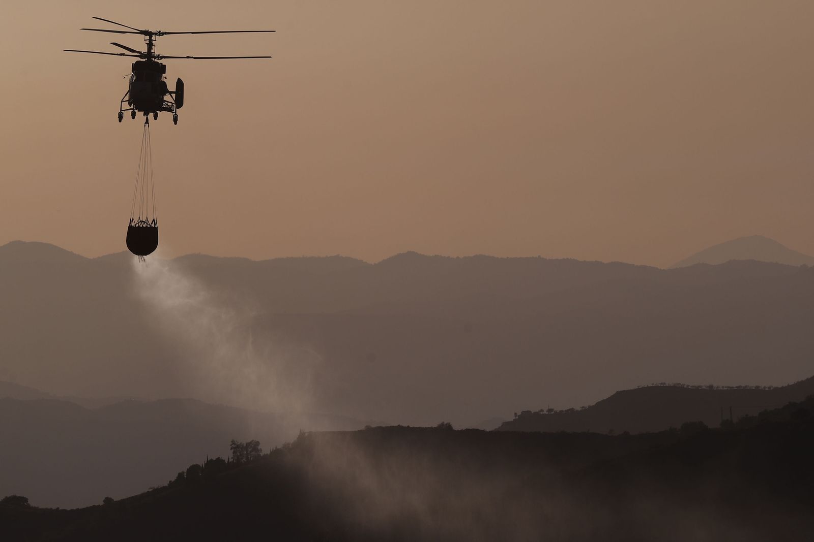 Un helicóptero del Infoca, durante un incendio en la provincia.