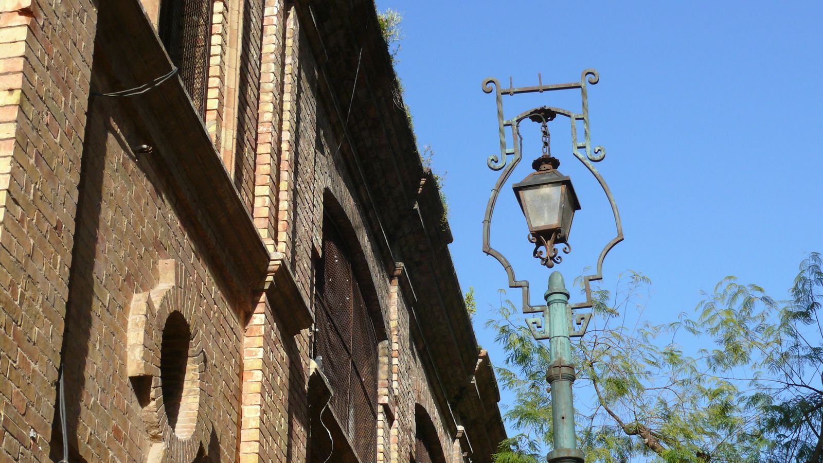 Las antiguas farolas que dan paso a la plaza desde la calle Velarde.