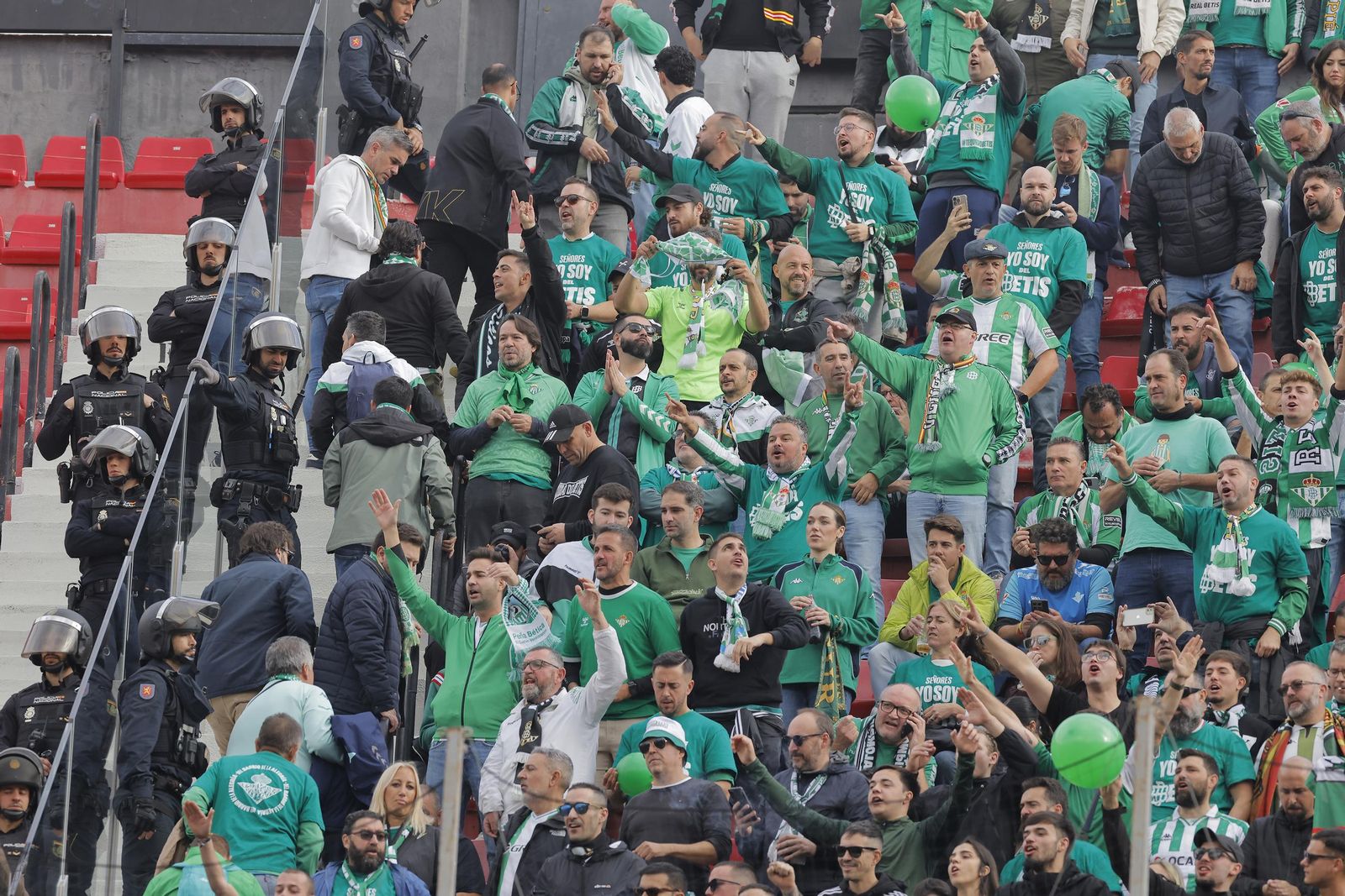 Búscate en las fotos del Sevilla -Betis