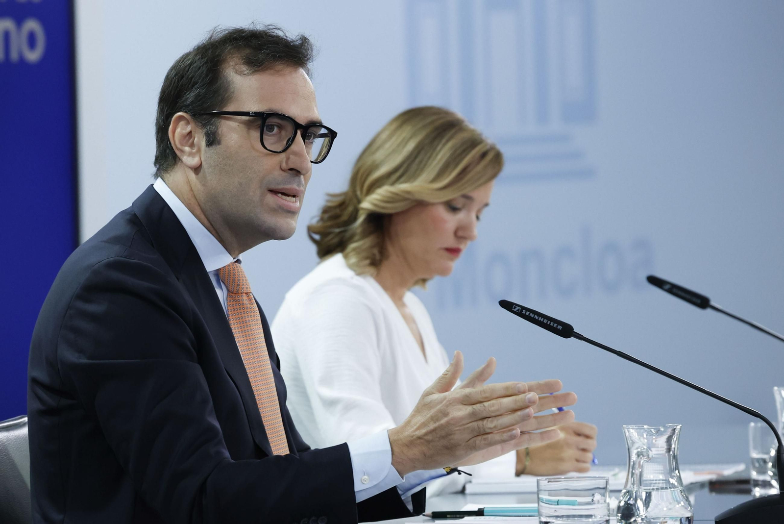 El ministro de Economía, Carlos Cuerpo, y la portavoz del Gobierno, Pilar Alegría, tras el Consejo de Ministros de este martes.