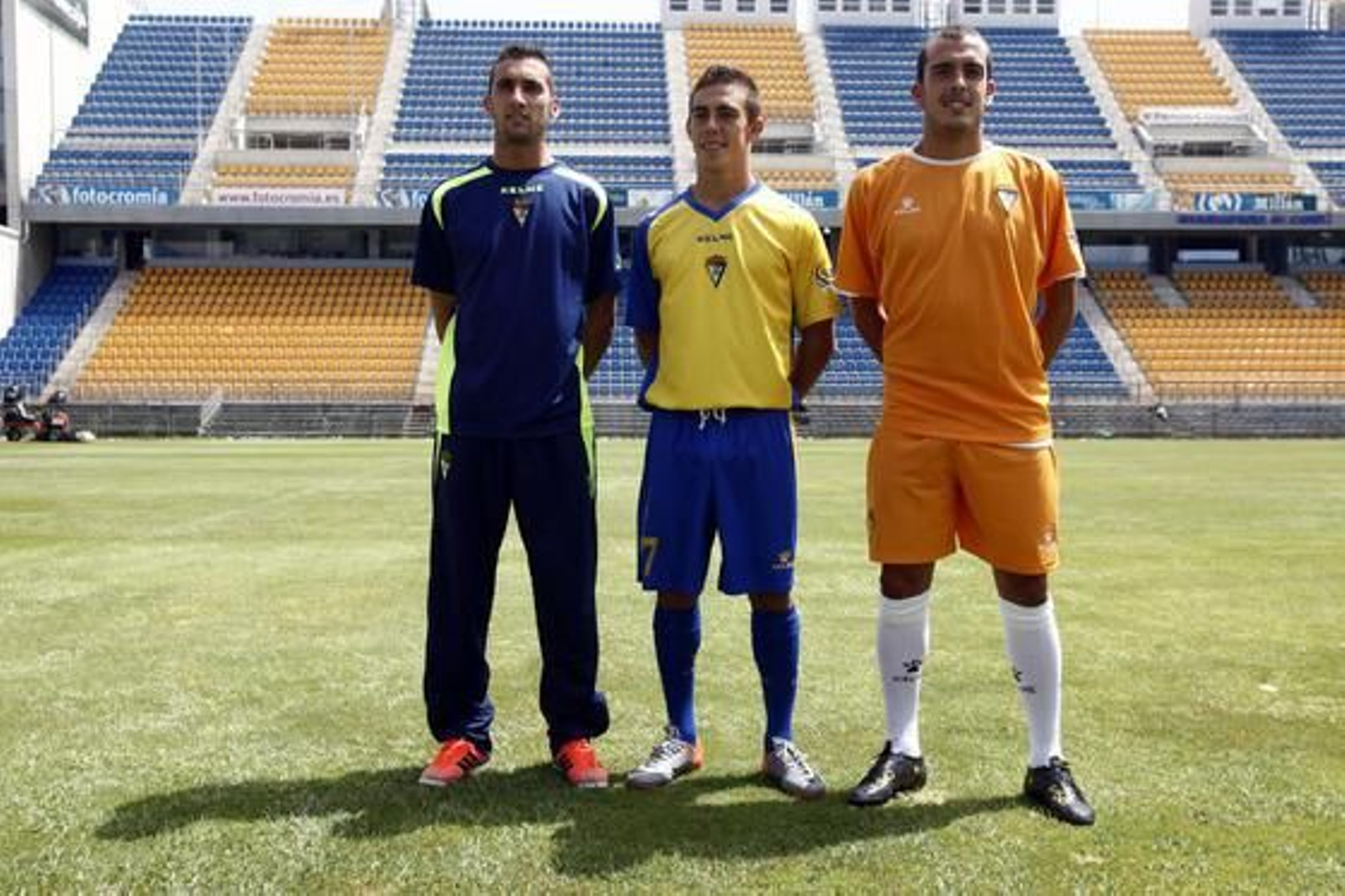 Los tres jugadores posan con las equipaciones en el césped del Carranza.

Foto: Jesus Marin