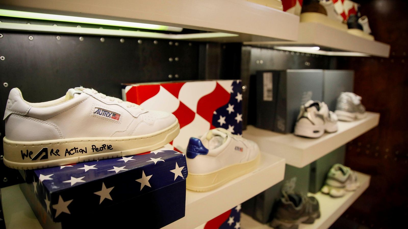 Las zapatillas son la mejor opción para quienes quieren disfrutar de las fiestas y a la vez ir con un look casual especial