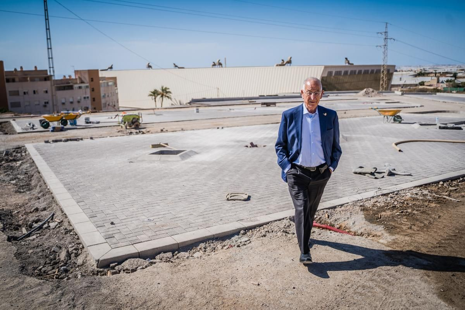 Gabriel Amat, durante una visita a una actuación en Roquetas de Mar.