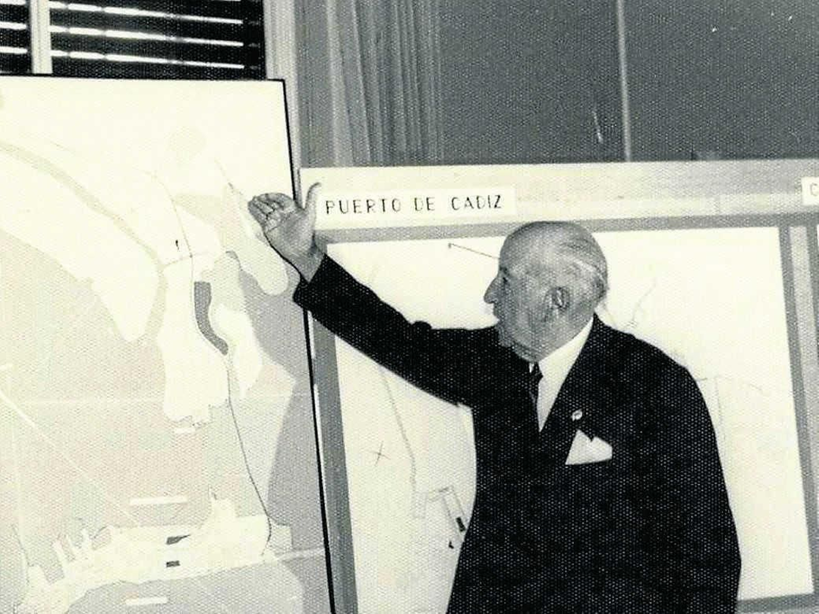 José León de Carranza, durante una charla sobre su visión de la Bahía de Cádiz.
