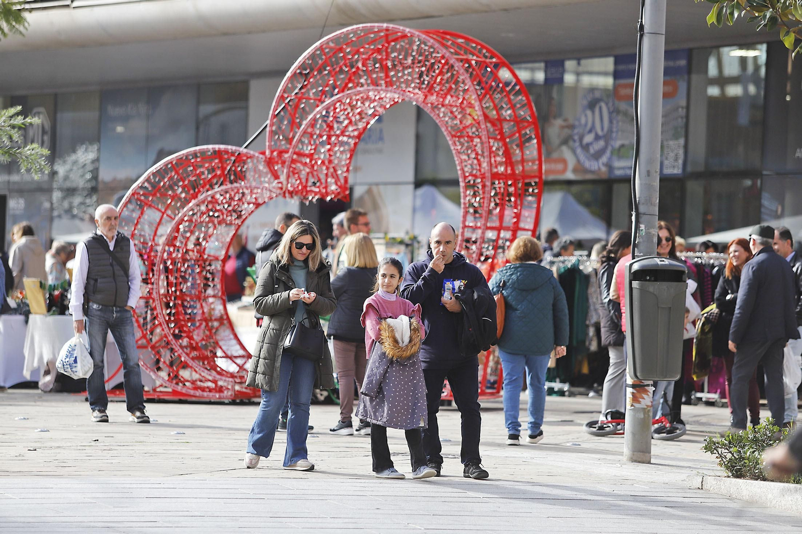 Imágenes del ambiente en el zoco del Mercado del Carmen