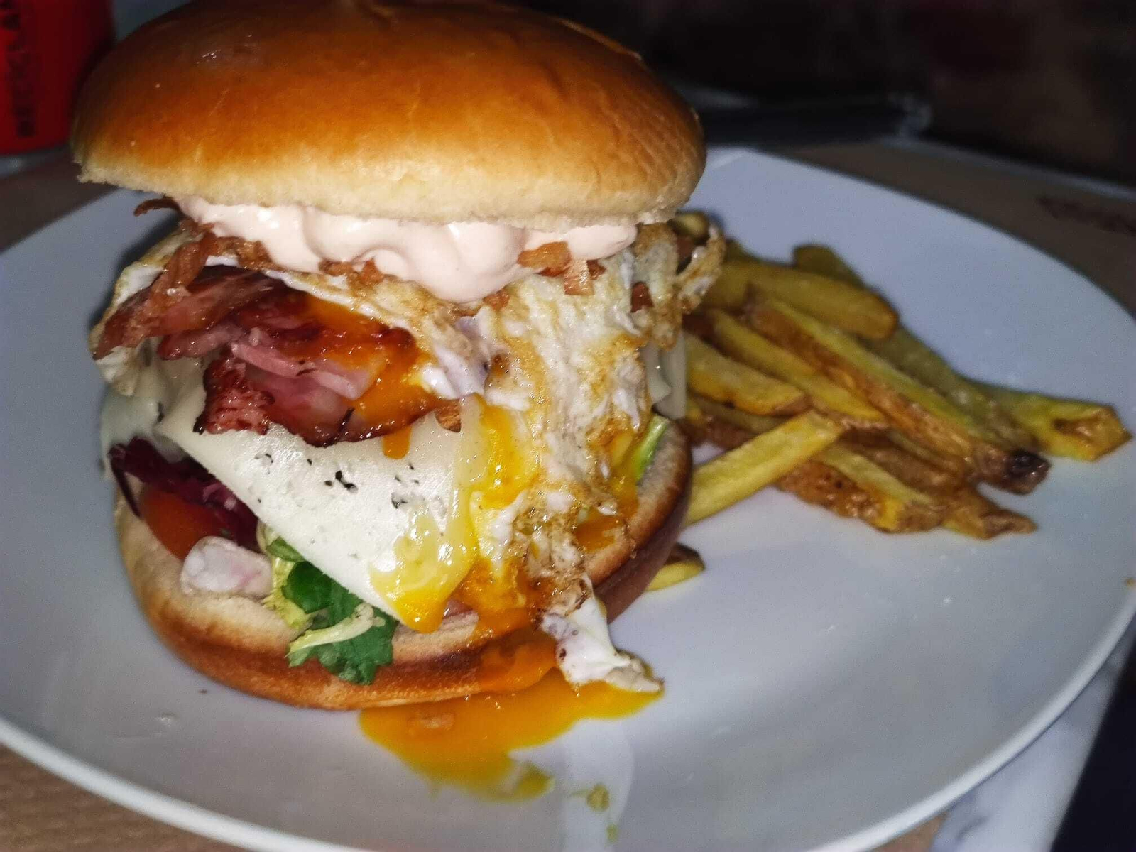 El restaurante de Aracena donde comerte una hamburguesa junto a una chimenea