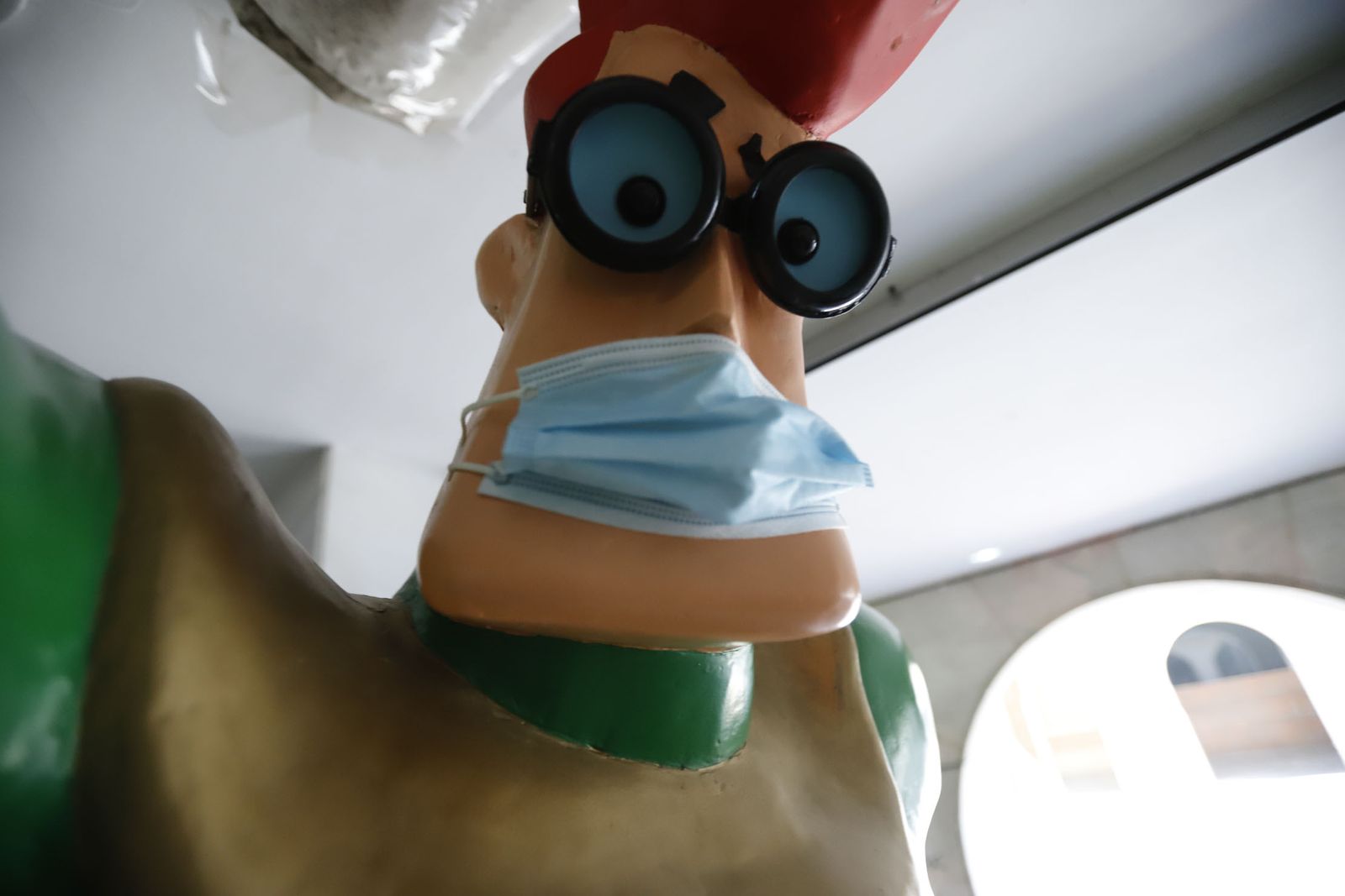 El superhéroe Biblos enseña a los niños el valor de las bibliotecas en Huelva