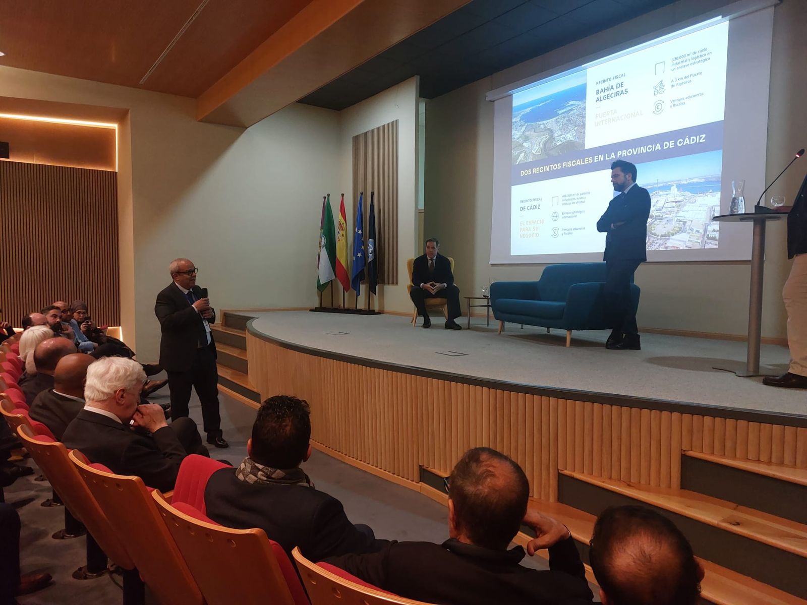 La delegación marroquí conoce la actividad de la Zona Franca en su auditorio del edificio Heracles