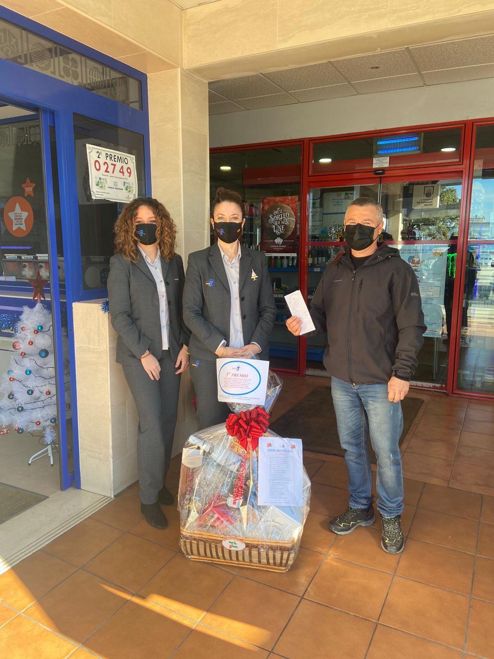 ENTREGA DEL TERCER PREMIO DE CESTAS A D. FRANCISCO MARÍN GARCÍA de la Comunidad de Vecinos Santa Ana I de San Roque