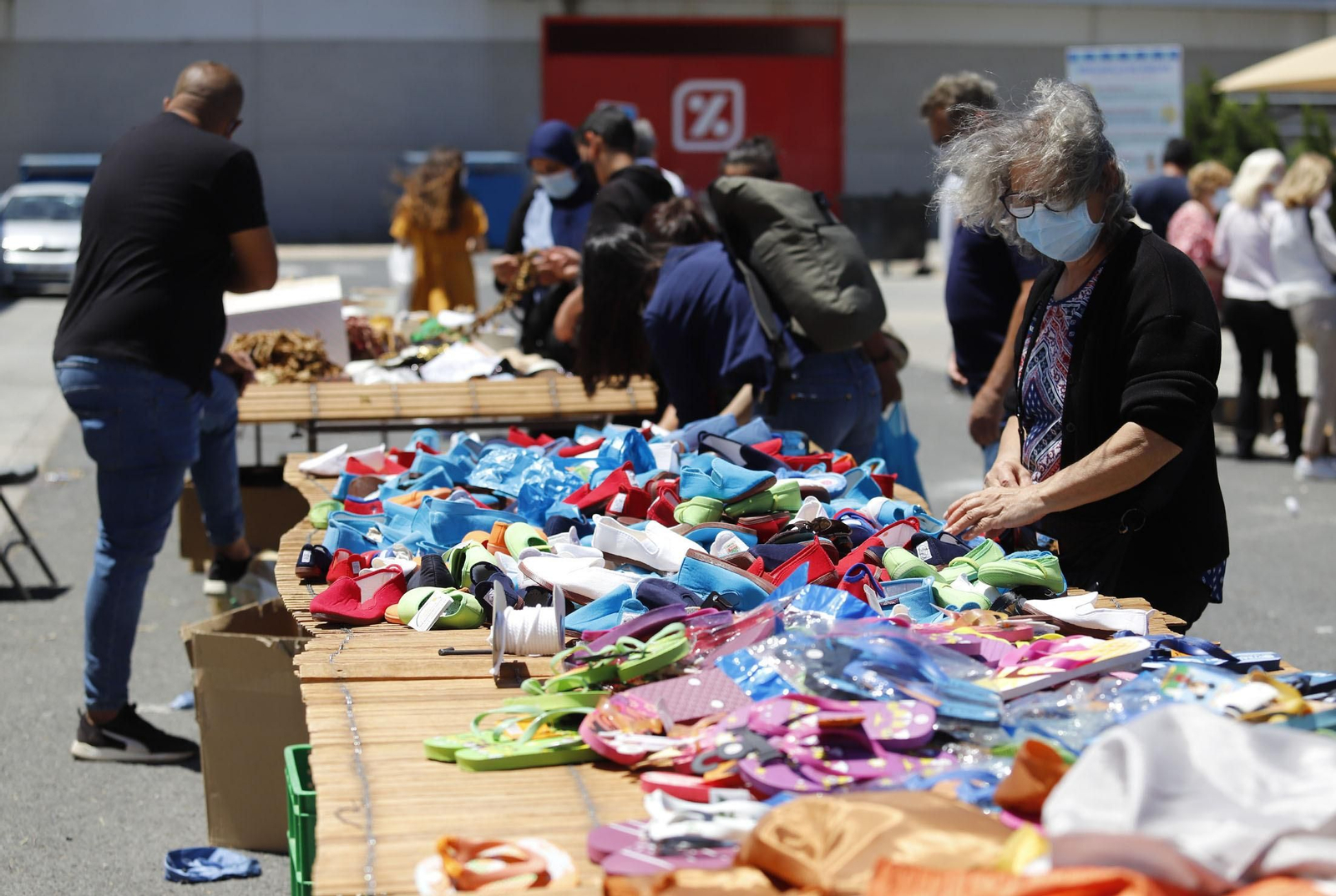 Imágenes del Mercadillo de Huelva en su nueva ubicación