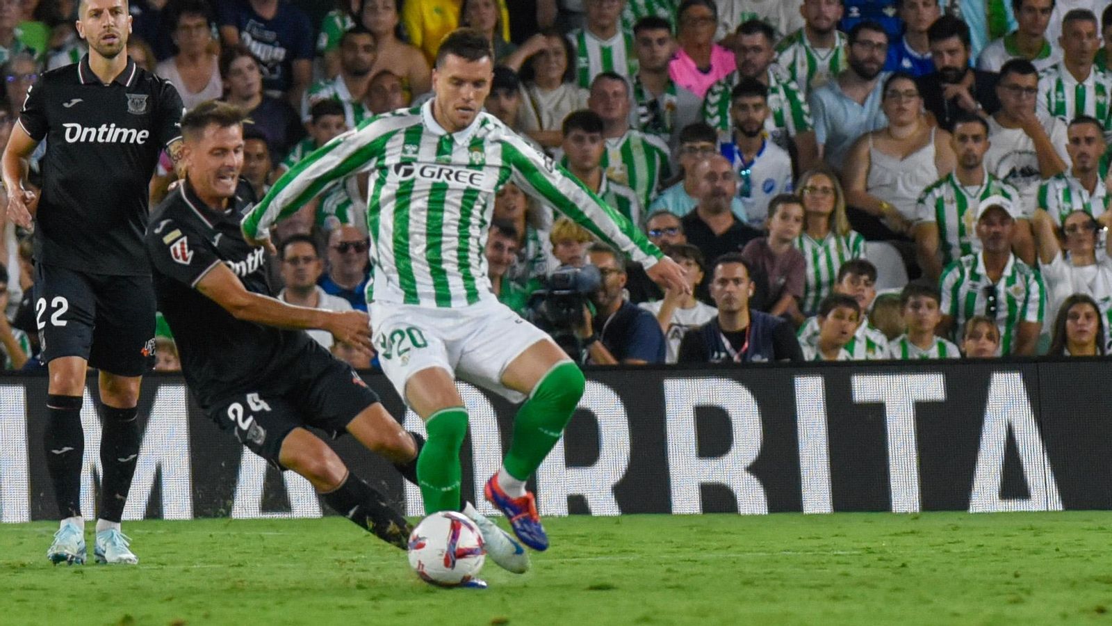 Lo Celso toca el balón con calidad delante de su compatriota Chicco.