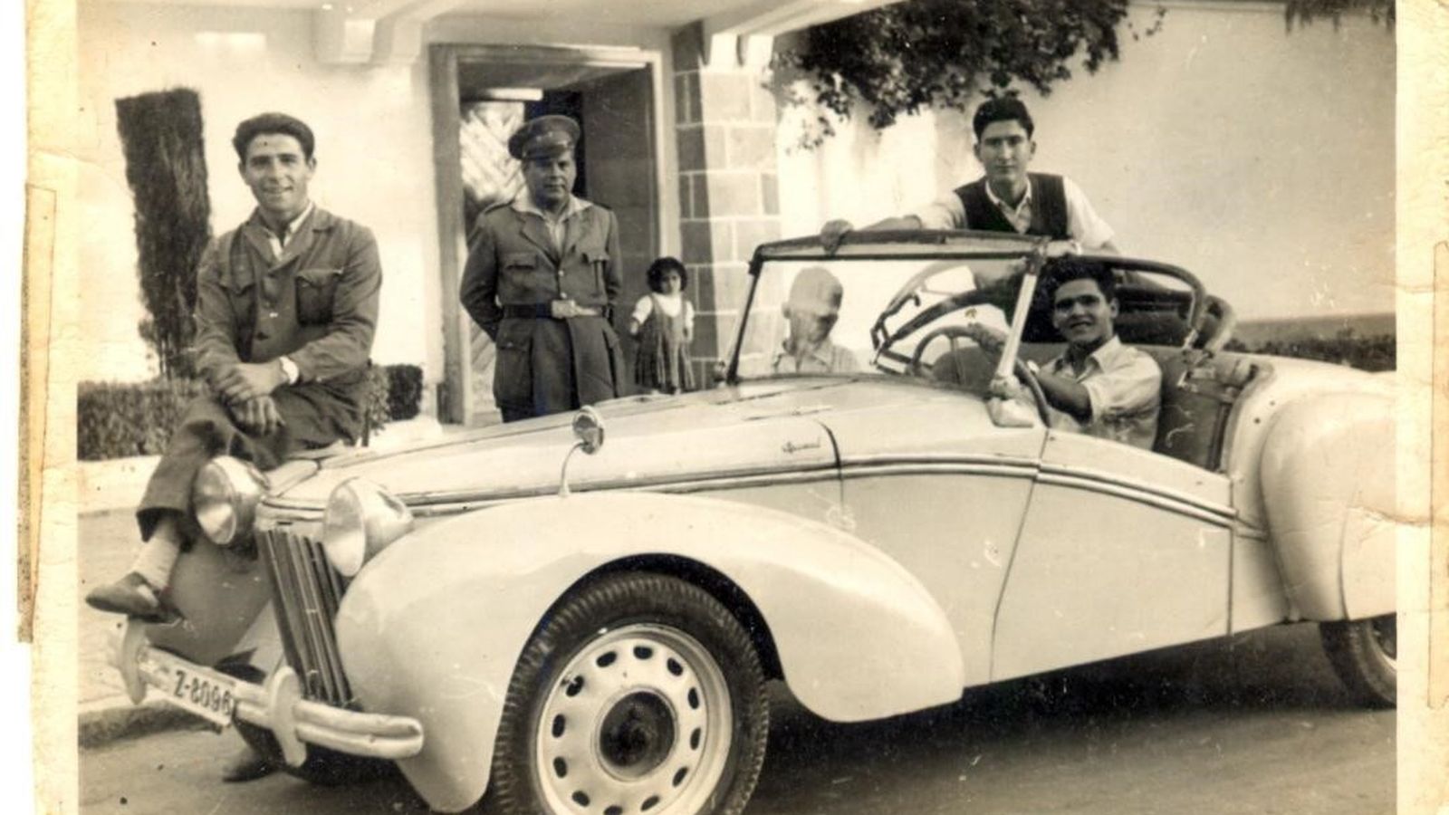 Otra imagen con un coche de los años 50.